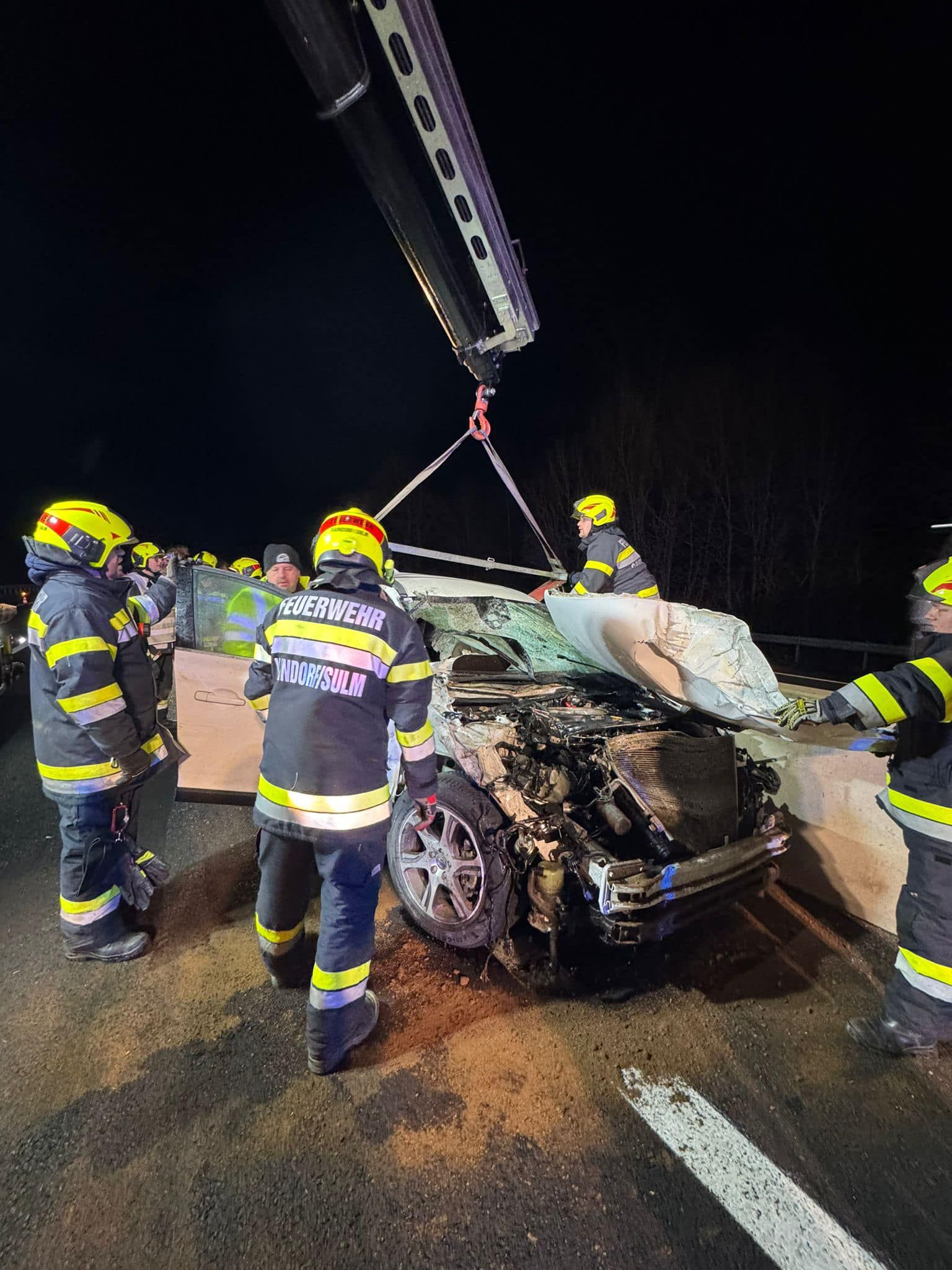 Völlig zertrümmert: Die Beifahrerin – Schwester des Lenkers – wurde schwer verletzt.