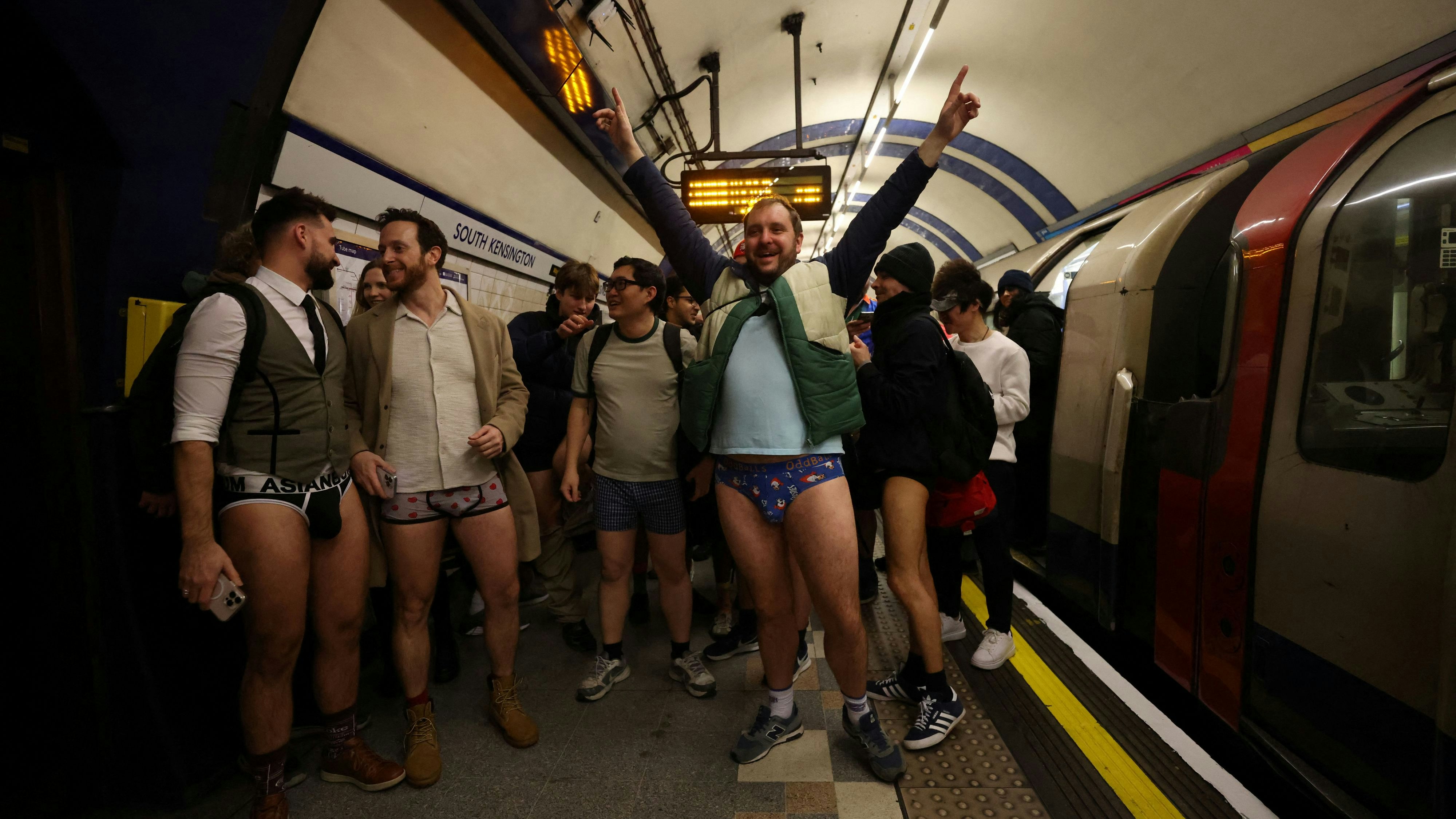 Beim "No Trousers Tube Ride" verzichten Teilnehmer darauf, sich während der U-Bahnfahrt Hosen anzuziehen. 