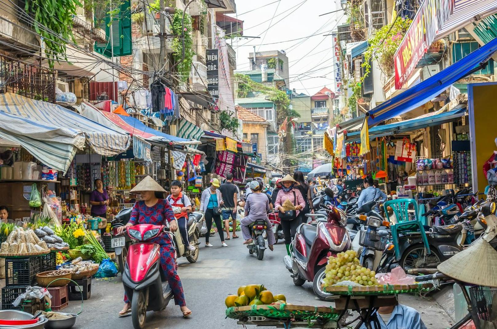 <strong>7.  Hanoi,&nbsp;Vietnam:</strong> Die bezaubernde vietnamesische Hauptstadt ist mit Würde gealtert. Während ausreichend Raum für moderne Entwicklungen geschaffen wurde, blieben die Altstadt, die historischen Denkmäler und die Architektur aus der Kolonialzeit wunderbar erhalten.