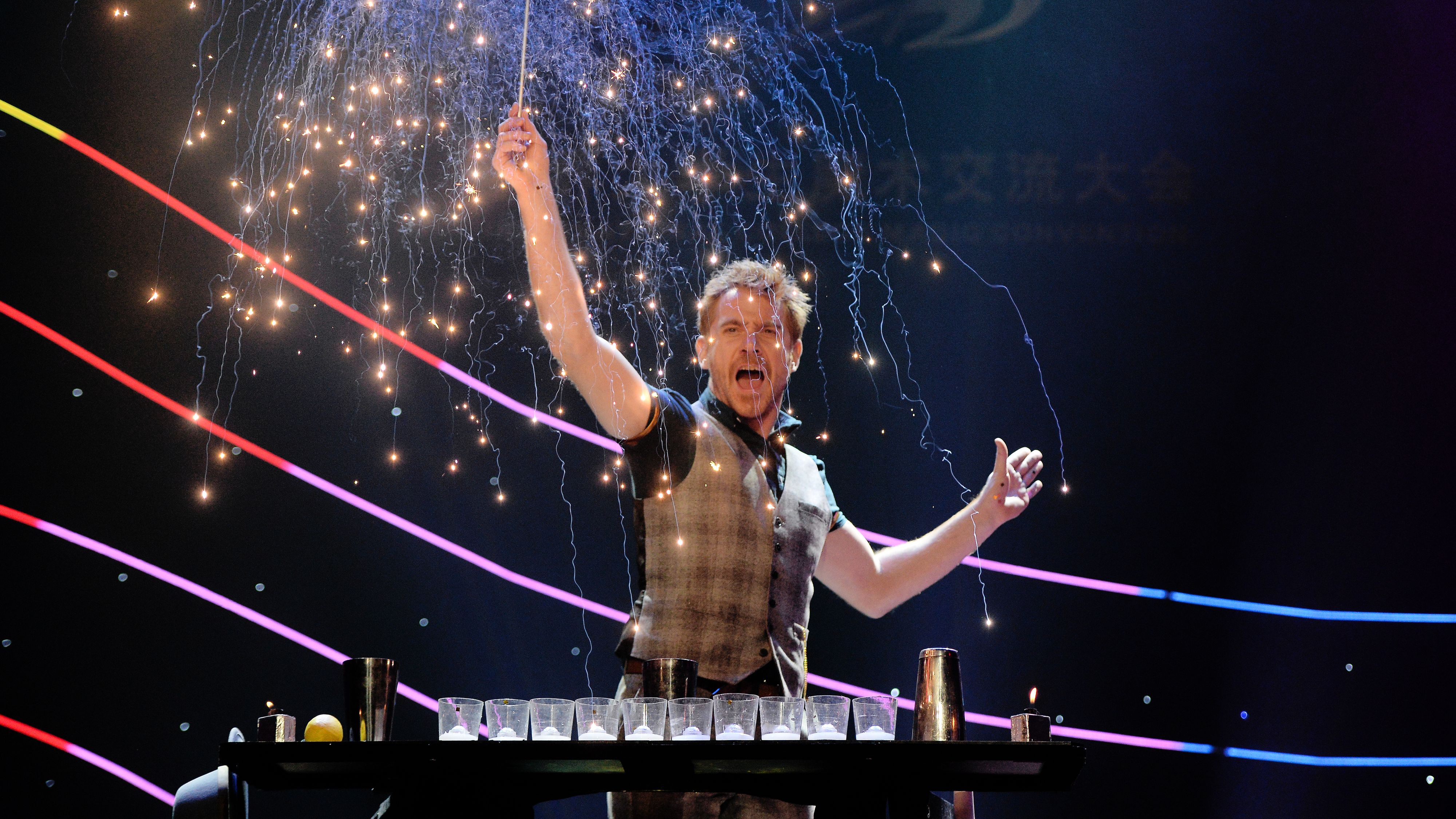 Adrian Kill zaubert hinter der Bar.