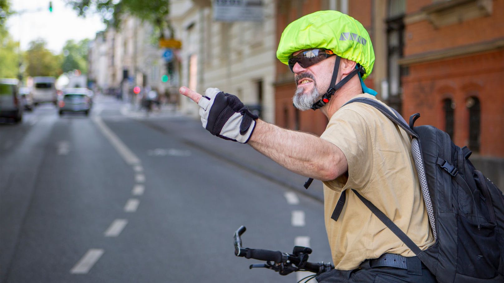 Radfahrer zeigt Polizei Mittelfinger – hohe Geldstrafe