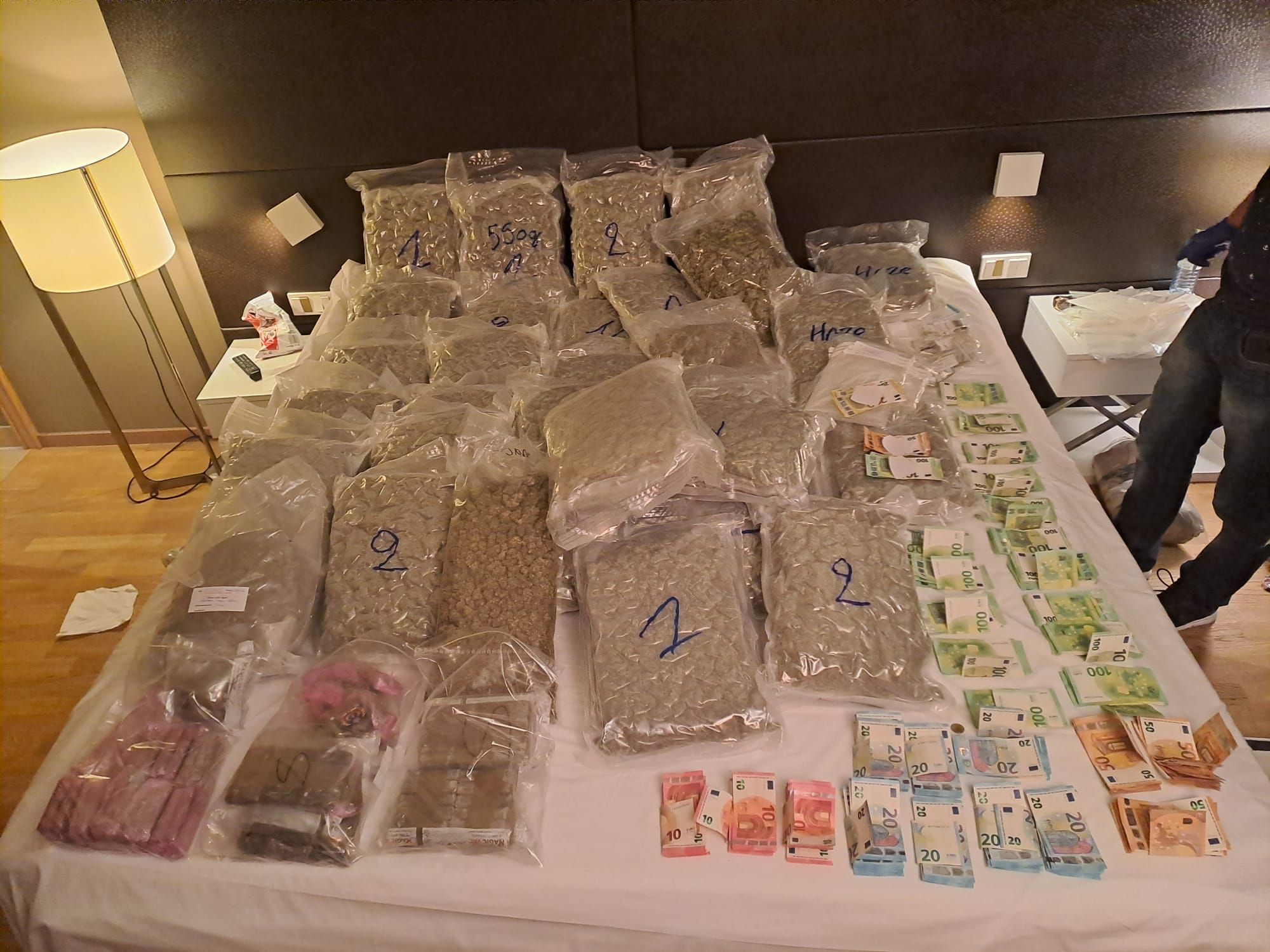 Die Polizei konnte neben Drogen und Bargeld auch Waffen sicherstellen. 