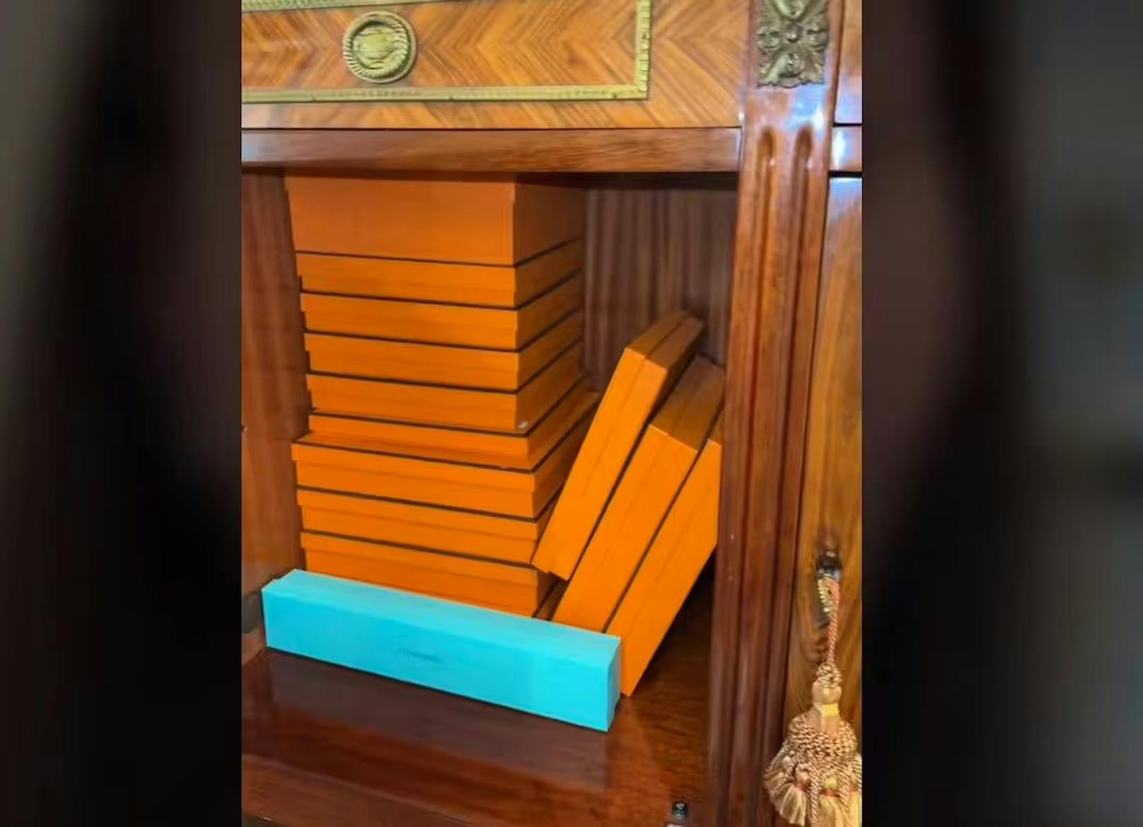 In den Schubladen fanden sich mehrere orangefarbene Hermes-Schachteln sowie eine blaue Box von Tiffany &amp; Co.