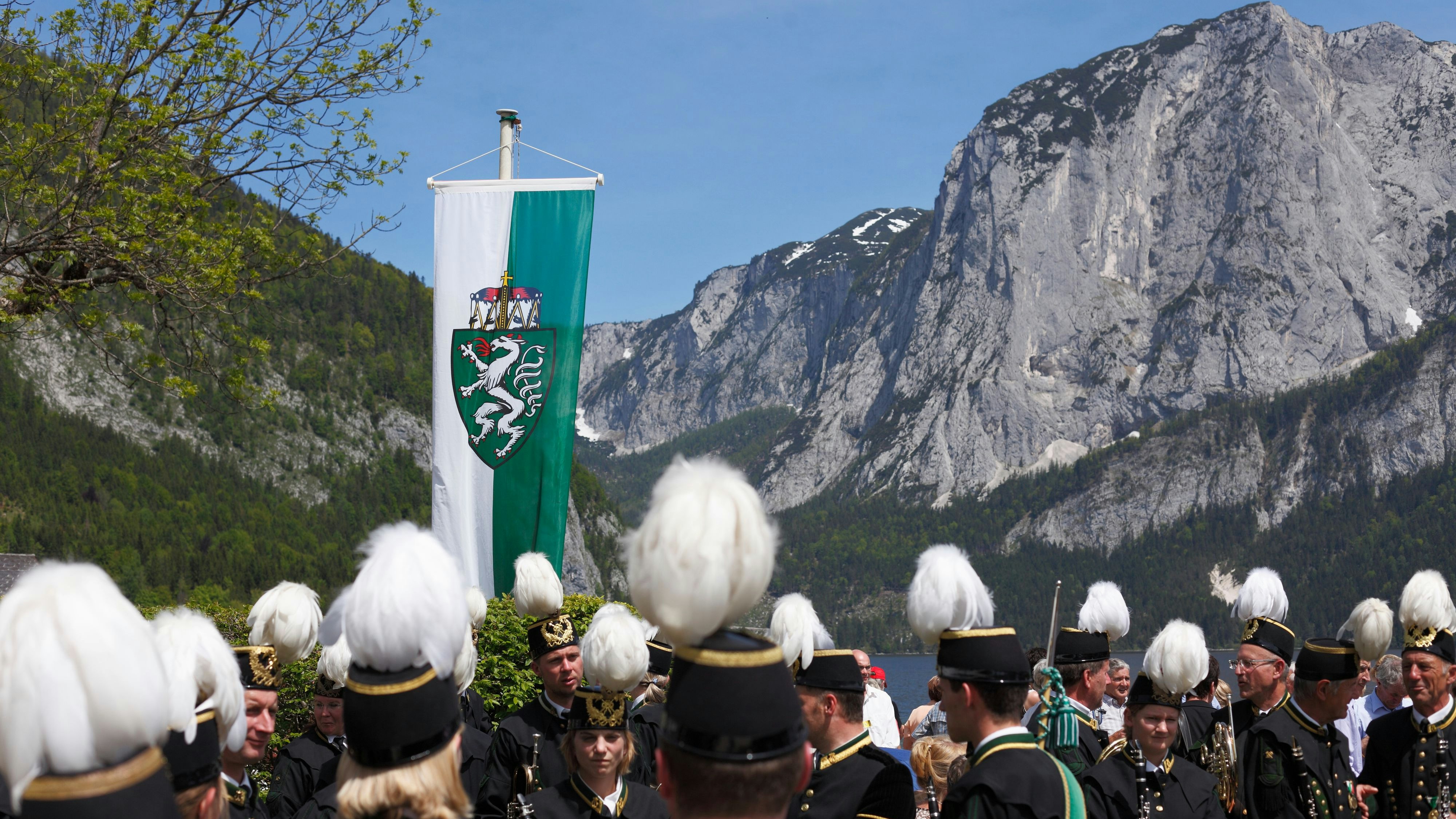 Download von www.picturedesk.com am 13.01.2025 (15:41).  Austria, Styria, People celebrating Daffodil Festival at Altaussee - 20120620_PD8865 - Rechteinfo: Rights Managed (RM)