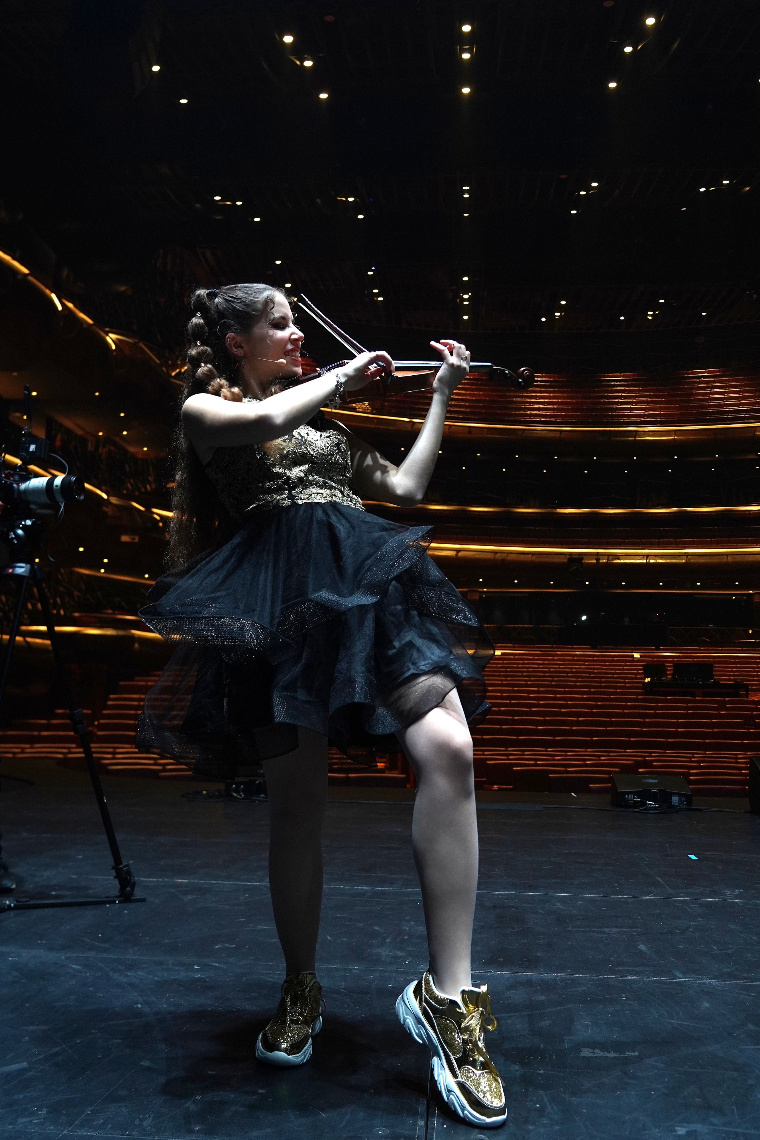 Nina Sofie spielte gemeinsam mit Hans Zimmer beim 