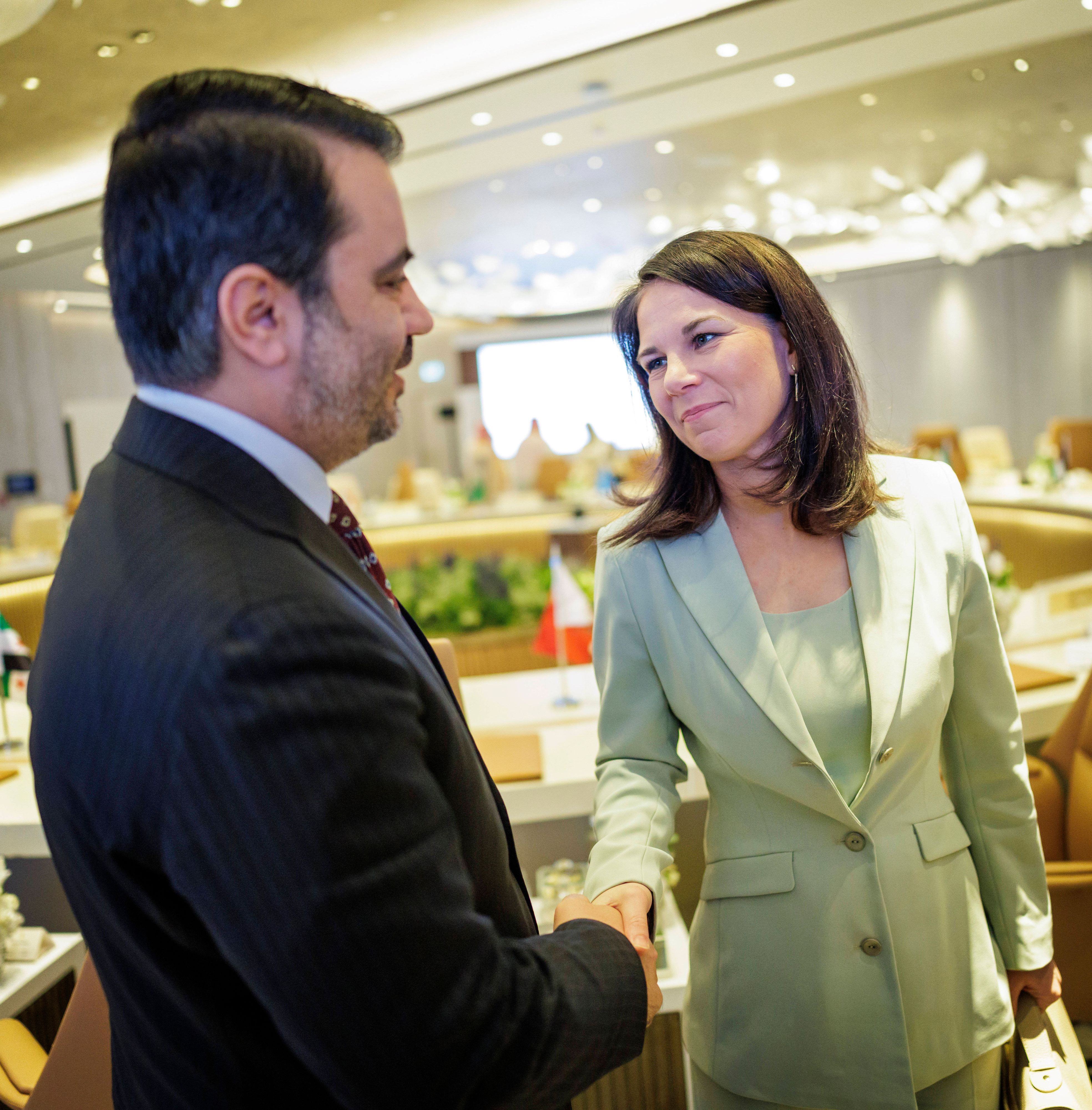 Der syrische Außenminister Asaad Hassan al-Shaybani reicht Annalena Baerbock die Hand.