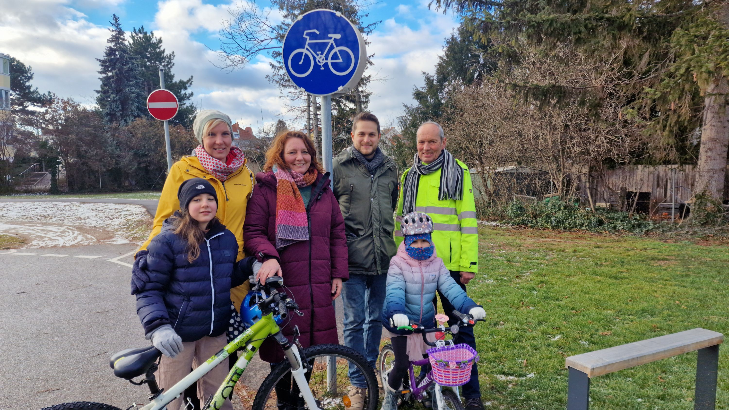 v.l.n.r.: Gemeinderätin Katharina Fruhmann, Stadträtin Selina Prünster, Expertenkandidat Gerold Petritsch, Klubsprecher Michael Diller. Im Vordergrund: Muriel und Grace