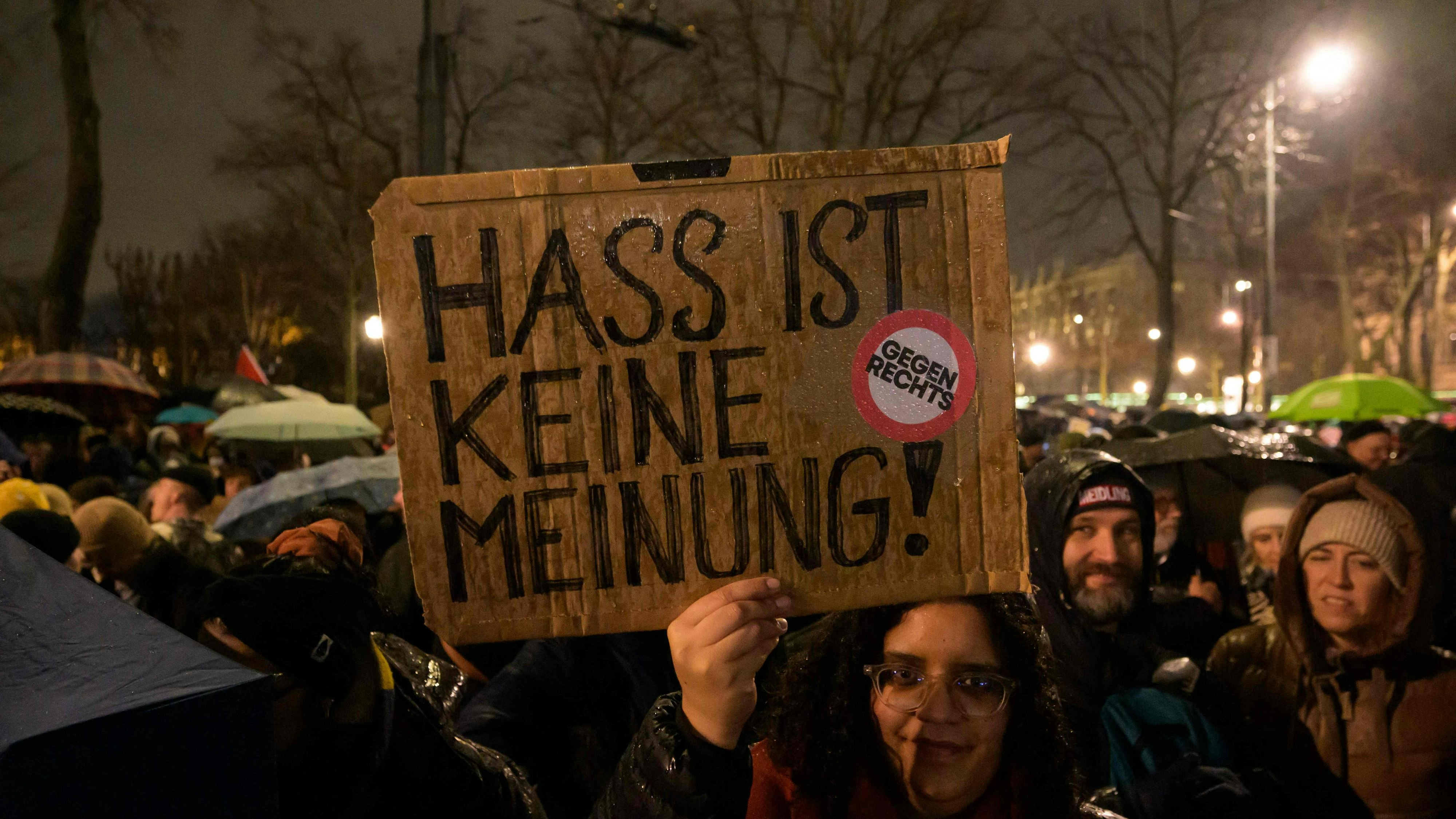 Demonstration vor dem Parlament am 26. Jänner 2024: Alleine im Jahr 2024 wurden von der Beratungsstelle ZARA 1.883 Fälle von Hass im Netz dokumentiert