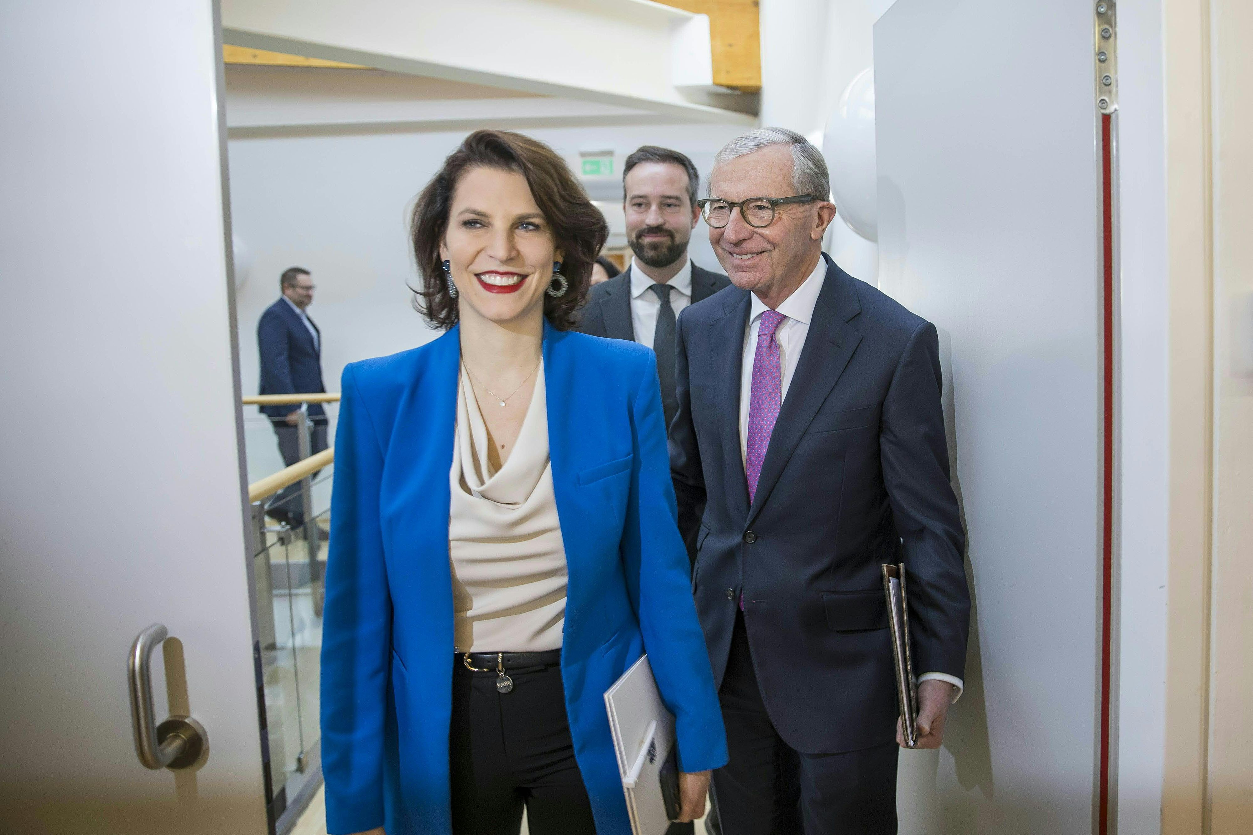 Statt Stefan Schnöll (Hintergrund) soll Karoline Edtstadler (links) Nachfolgerin von LH Wilfried Haslauer (rechts) werden.