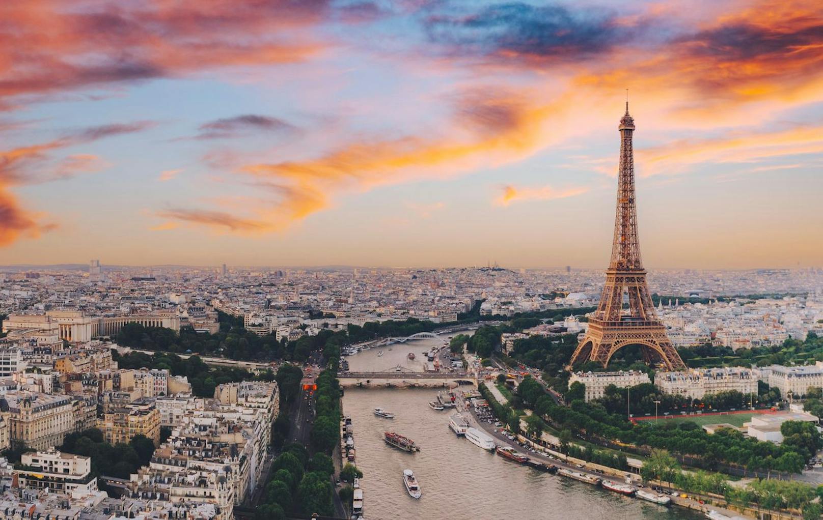 <strong>5.  Paris,&nbsp;Frankreich:</strong> Ein Pain au chocolat in einem kleinen Straßencafé genießen, den Tag an der Seine verbringen oder Touristenattraktionen wie den Eiffelturm oder den Arc de Triomphe abklappern – all das und noch viel mehr hat Reisende in den letzten zwölf Monaten besonders positiv überzeugt.