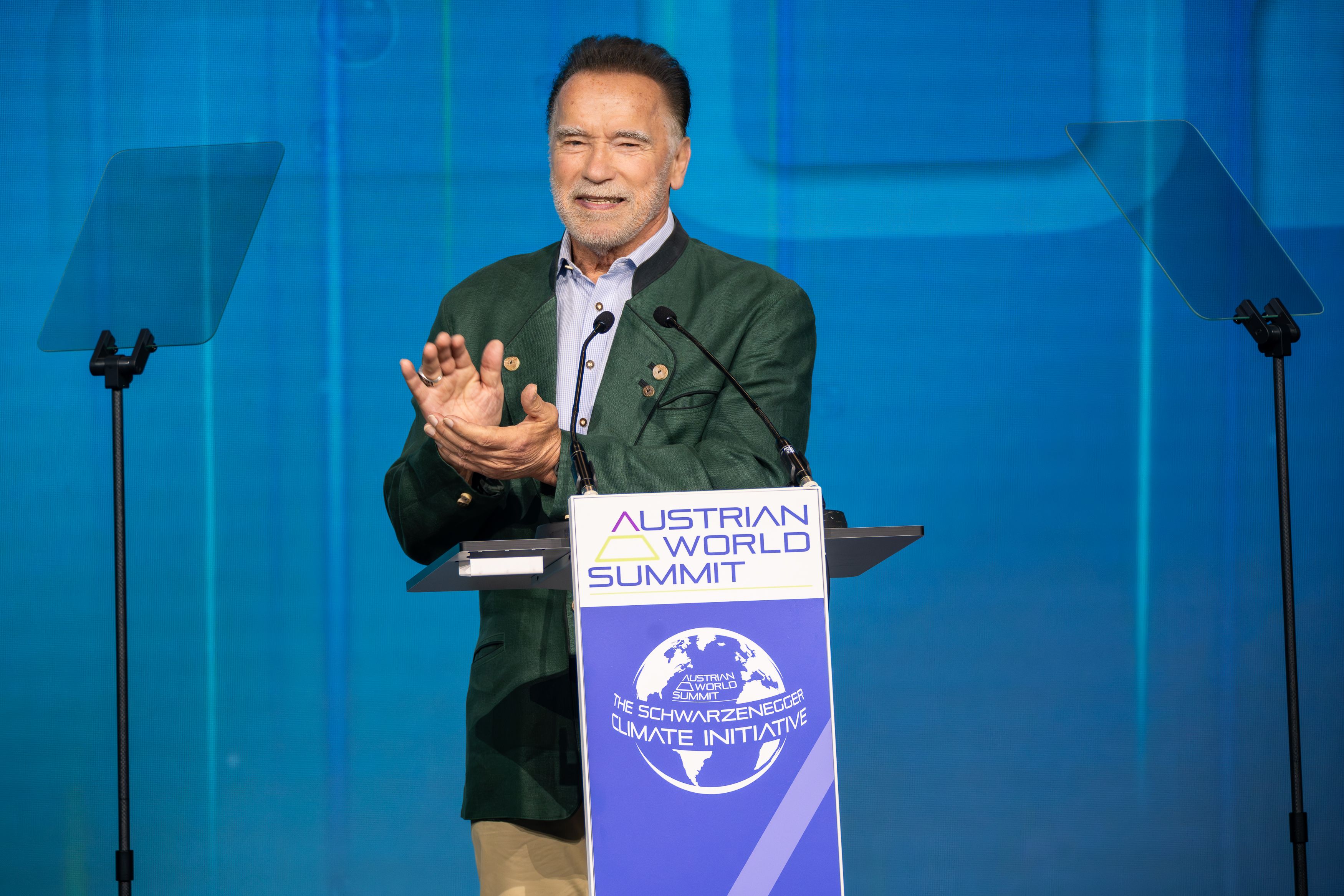 Heute.at - Fürs Klima: Arnie versteigert Workout mit sich selbst