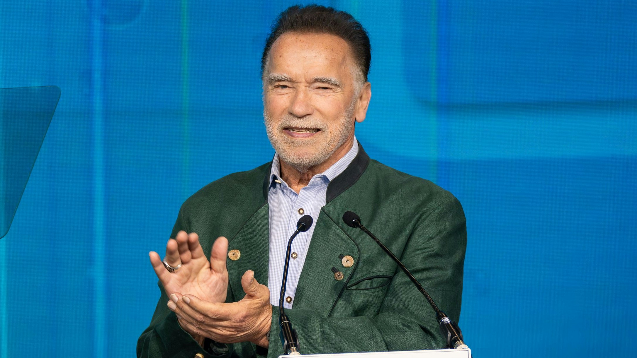 Heute.at - Fürs Klima: Arnie versteigert Workout mit sich selbst