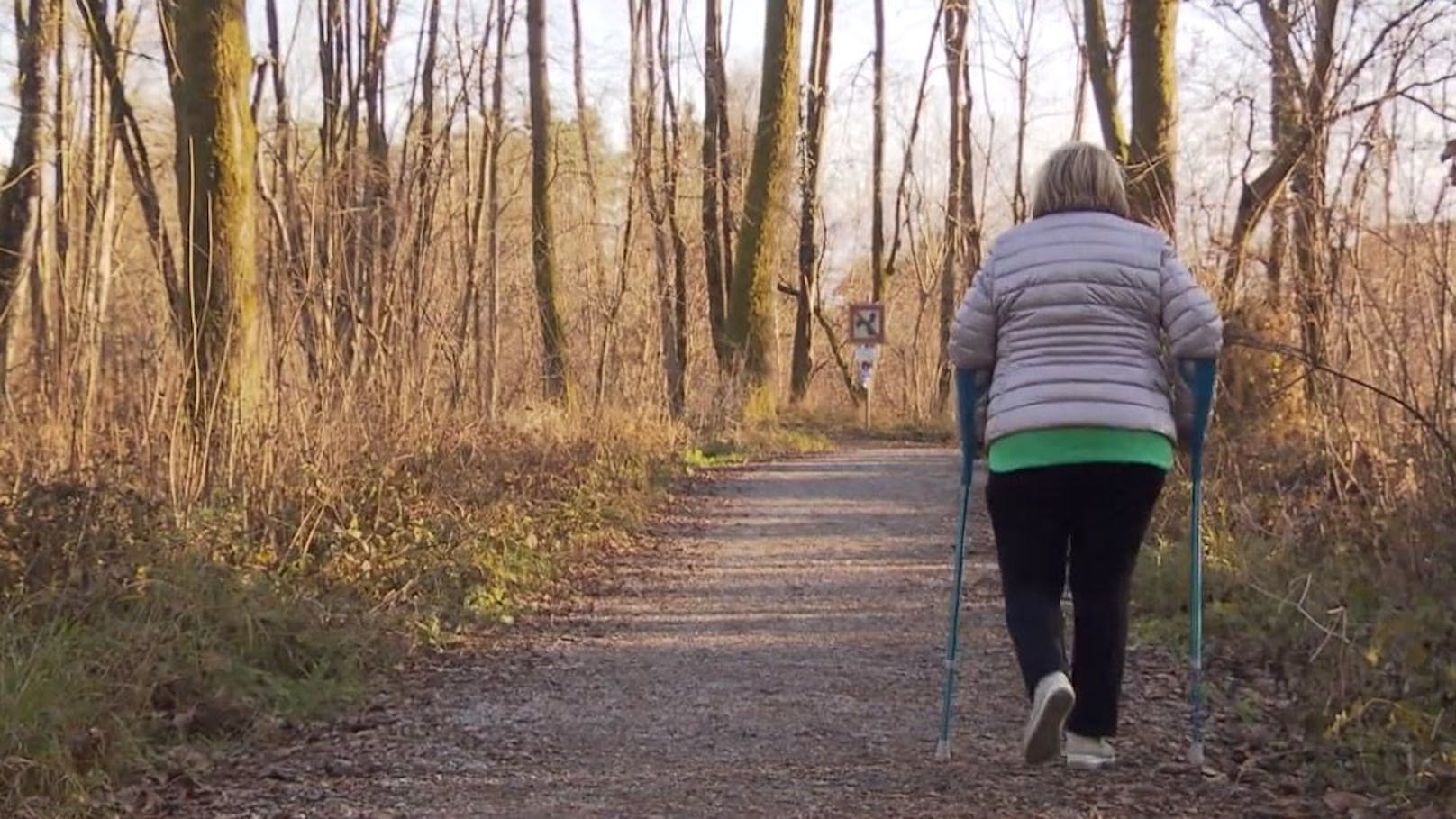 Maria Klein kann nach einer Hüft-Operation nur mehr mit Krücken gehen.