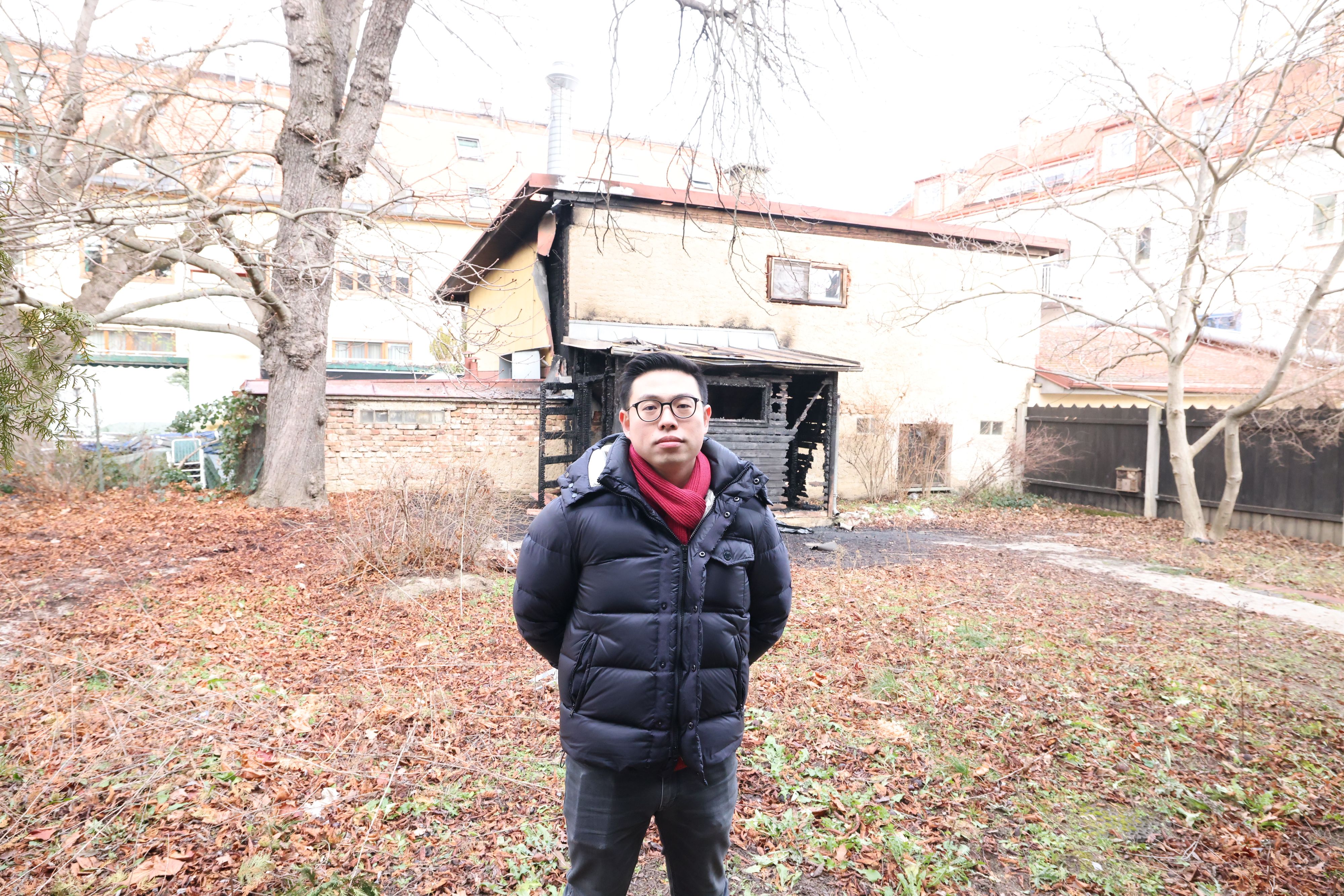 Gastronom Wenhao Hu vor dem abgebrannten Gartenhaus: 