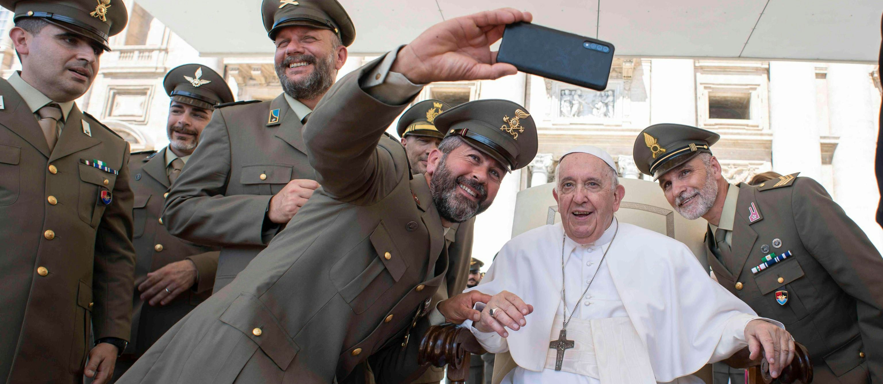 Postar Papst: Franziskus bei einer Generalaudient am Petersplatz in Rom