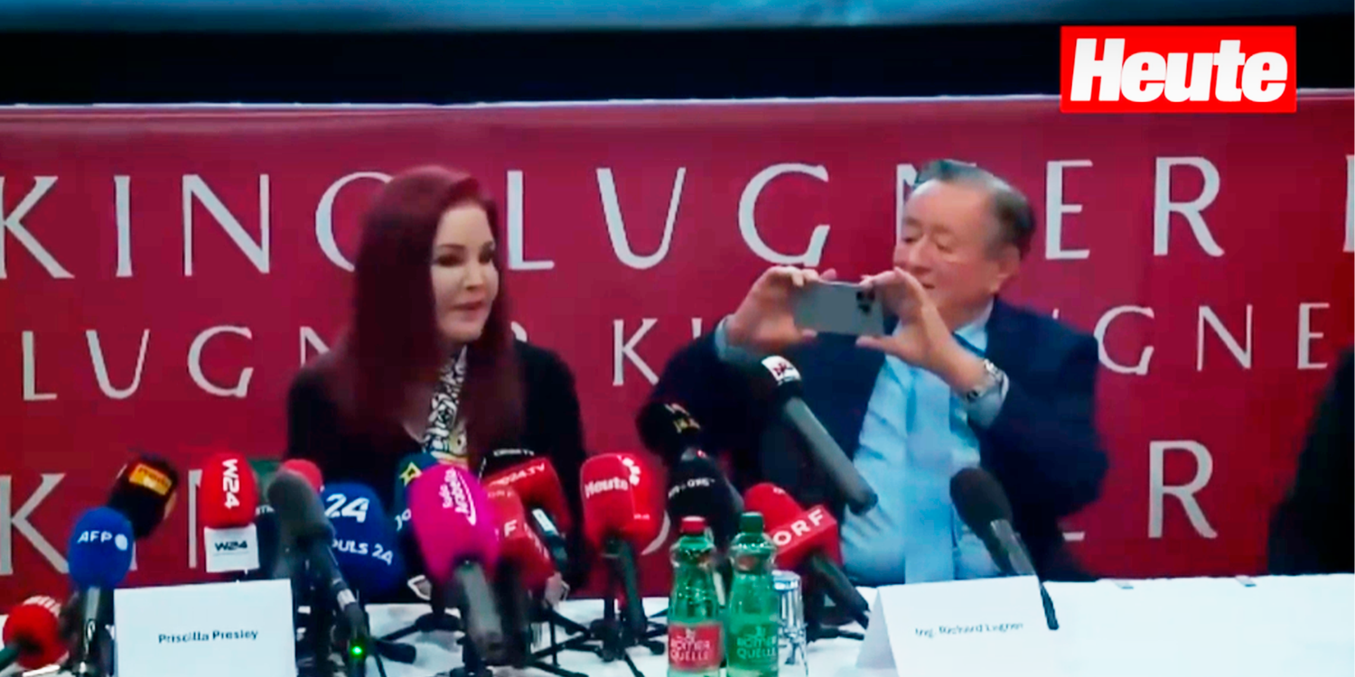 Richard Lugner zückte vor der Konferenz einfach sein Handy.