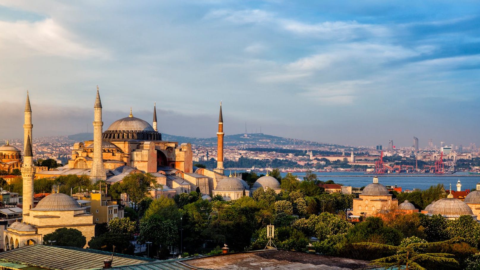 <strong>Istanbul (Türkei):</strong> Obwohl die Türkei ein überwiegend islamisches Land ist, wird man auch dort Nachtbars finden, in denen Alkohol verkauft wird. Aber wer es nicht gezielt sucht, kann ihn gut umgehen. Alternativ wird auch viel Tee getrunken, den man in verschiedenen Teehäusern durchprobieren kann.