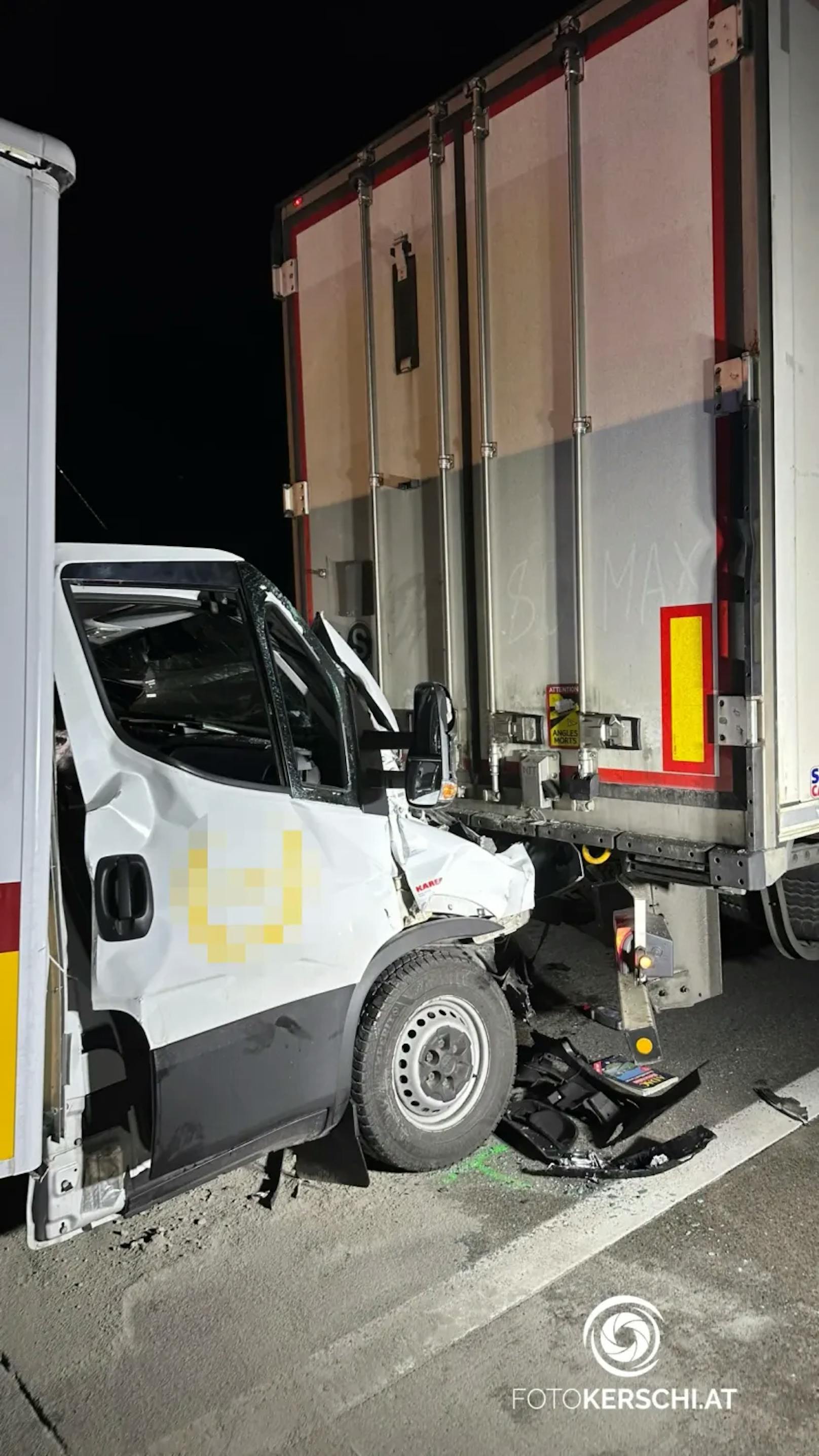 Mehrere Fahrstreifen sind derzeit gesperrt, wodurch es zu erheblichen Verkehrsbehinderungen kommt.