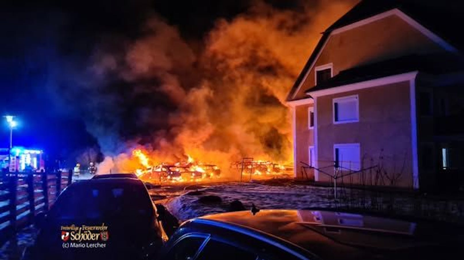 16 Fahrzeuge bei Carport-Feuer niedergebrannt