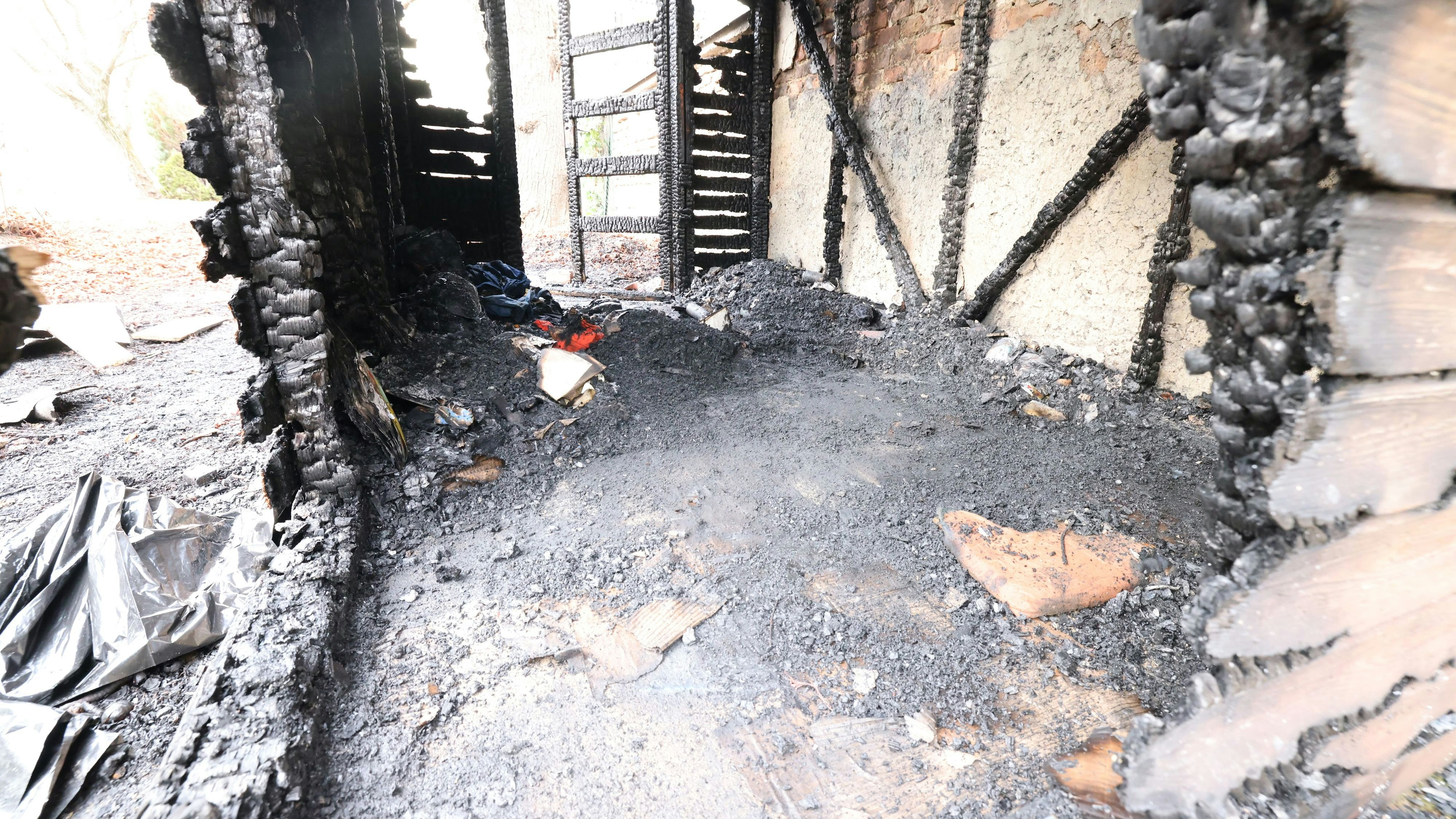 In der abgebrannten Gartenhütte wurde die Leiche gefunden. 