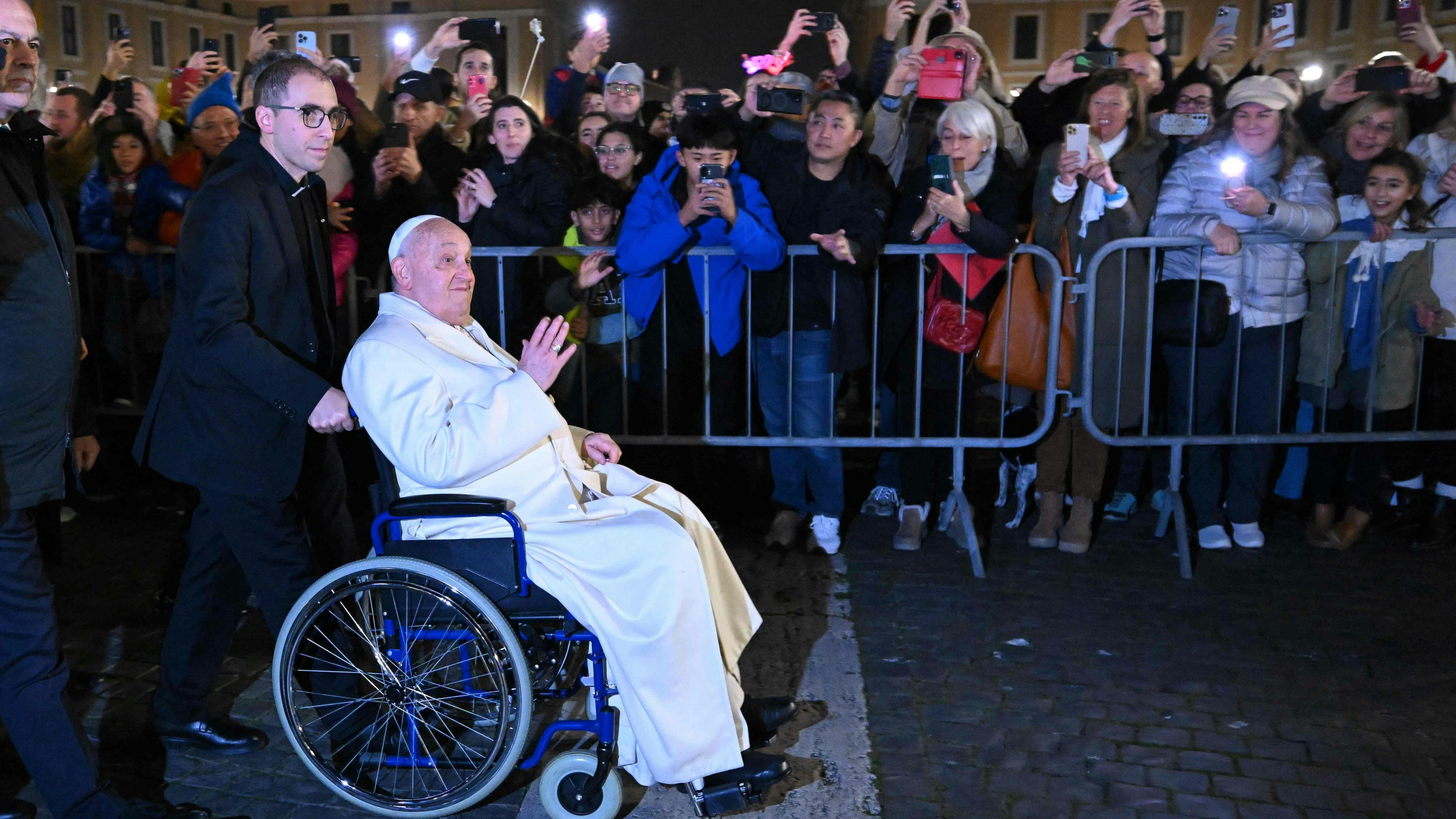 Papst Franziskus am 31. Dezember 2024 am Petersplatz: Aufgrund seiner Knieprobleme ist der Pontifex auf einen Rollstuhl angewiesen