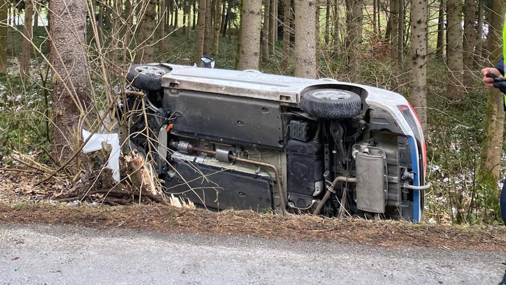 Lenker kam von Straße ab, Notarzt kann nichts mehr tun