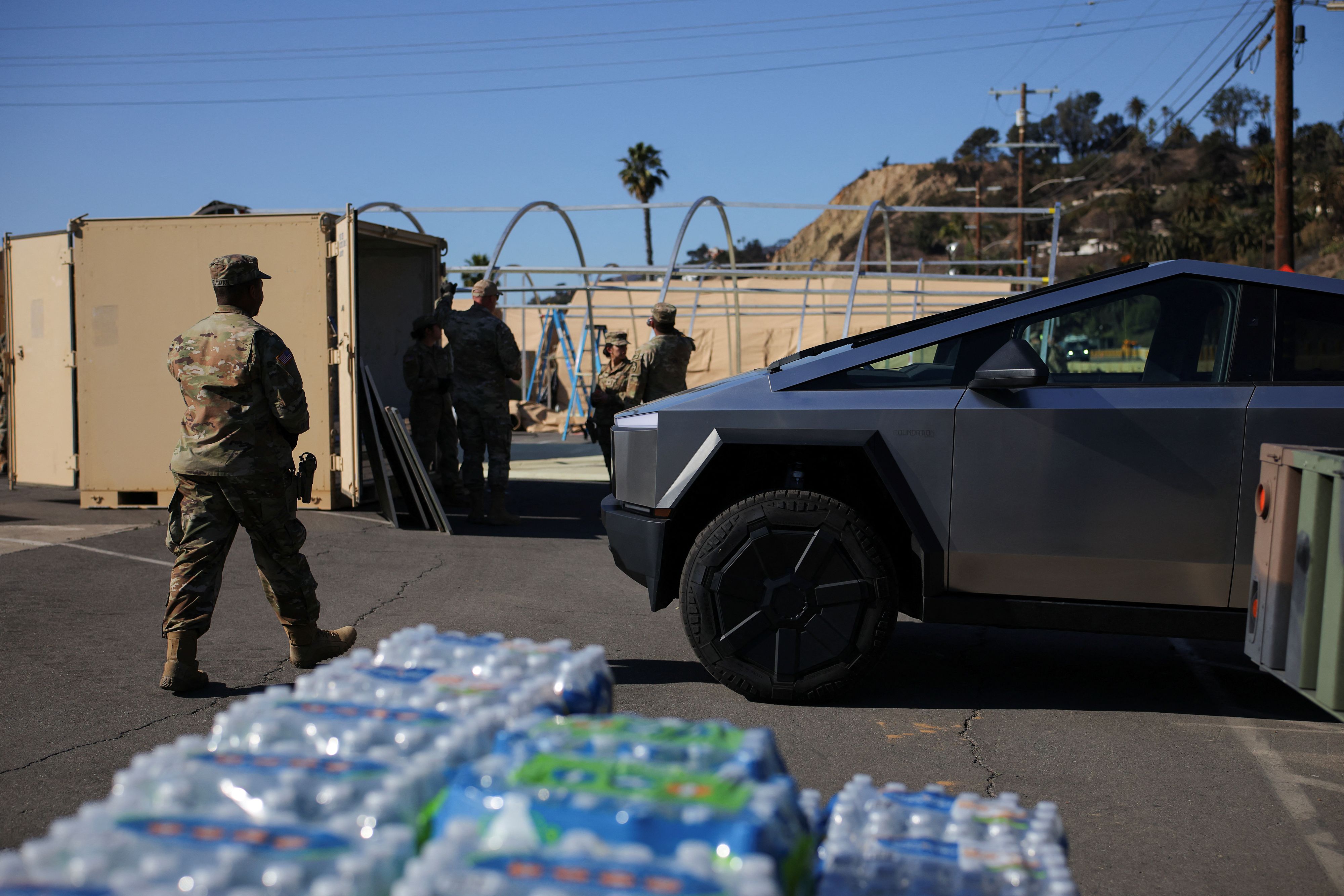 Tech-Milliardär Elon Musk stellte zur Unterstützung der Einsatzkräfte, die in Los Angeles im Dienst sind, einige Cybertrucks zur Verfügung.