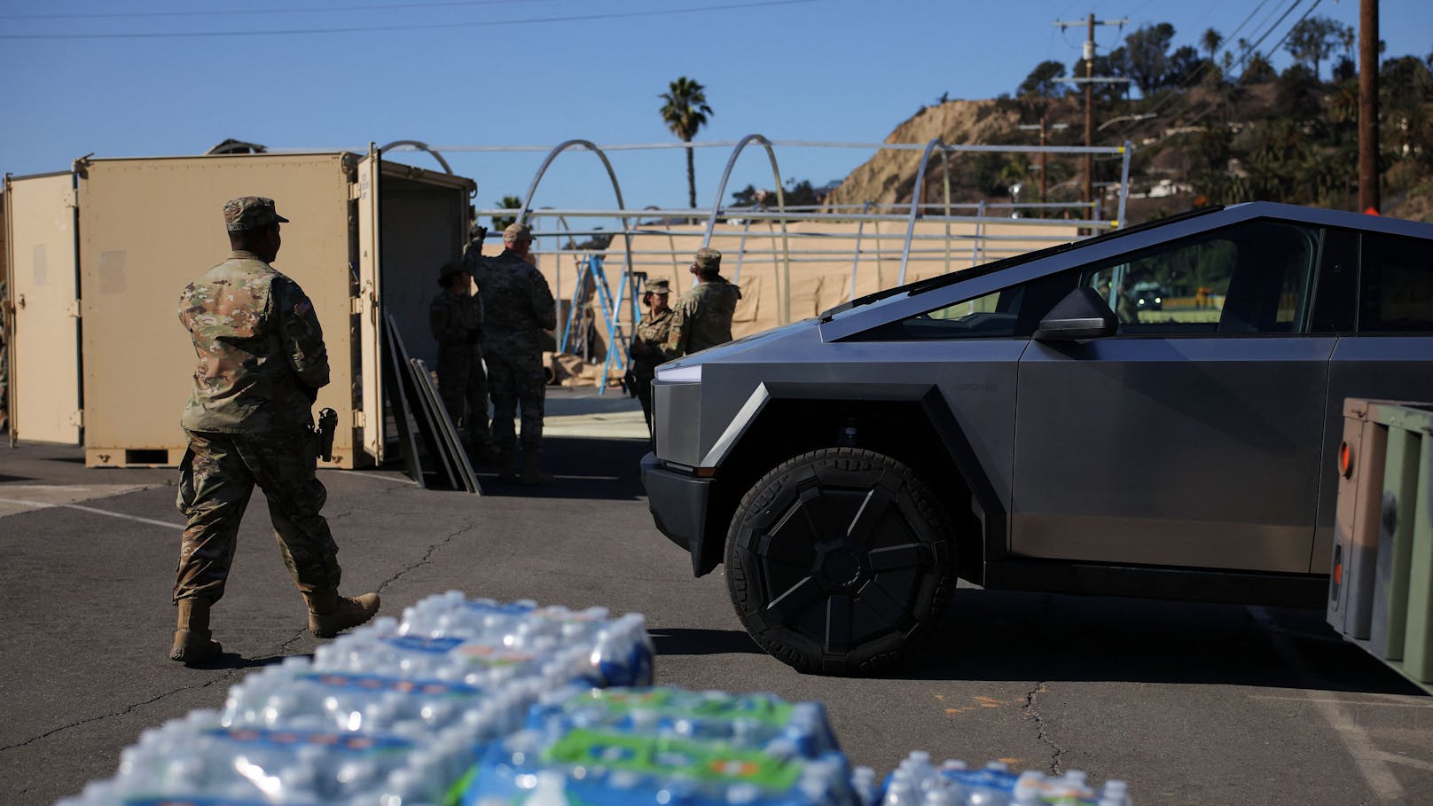 Los Angeles: Musk stellt Cybertrucks zur Verfügung