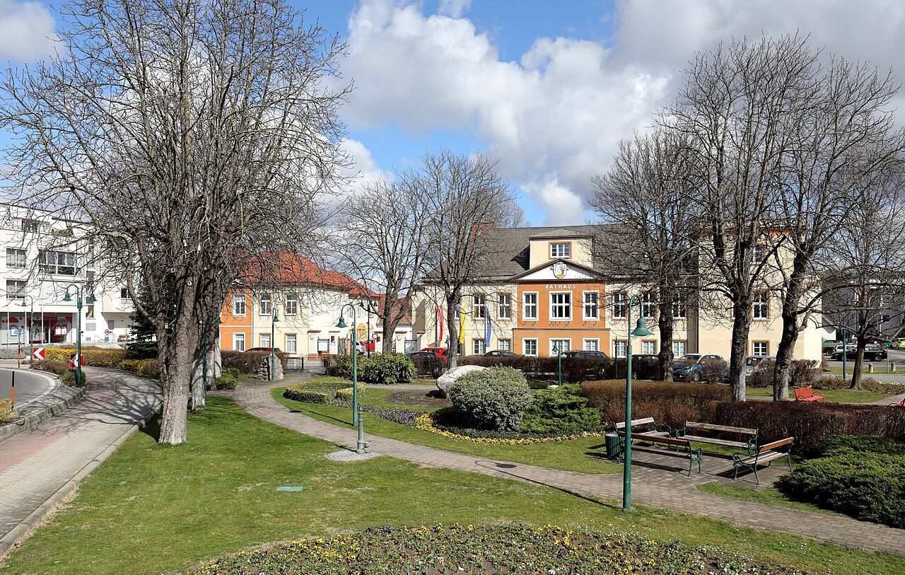 Sollenau: Hauptplatz mit Park und Rathaus
