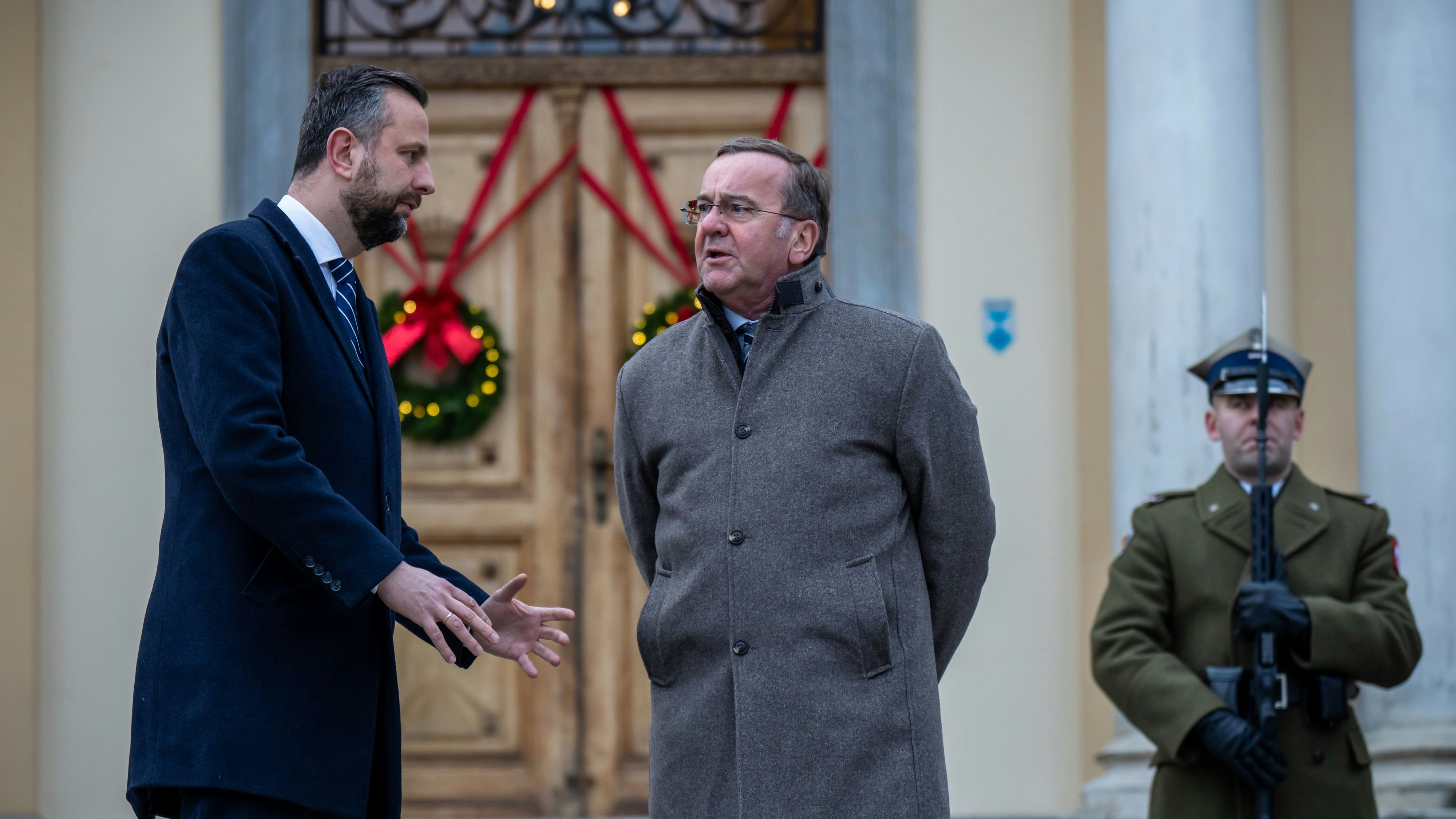 Polens Verteidigungsminister Wladyslaw Kosiniak-Kamsyz im Gespräch mit Boris Pistorius, dem deutschen Außenminister
