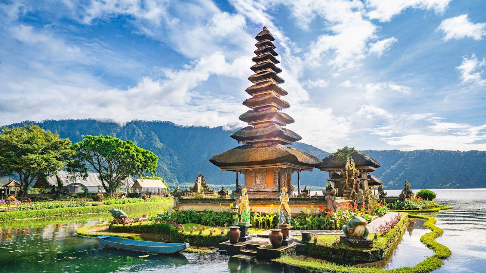 <strong>Bali (Indonesien):</strong> Bali bietet Besuchern eine Fülle an Aktivitäten an, die den Alkohol total in den Hintergrund treten lassen. Seit vielen Jahren ist die Insel ein beliebtes Reiseziel für Wellness-Urlaube und -kuren.