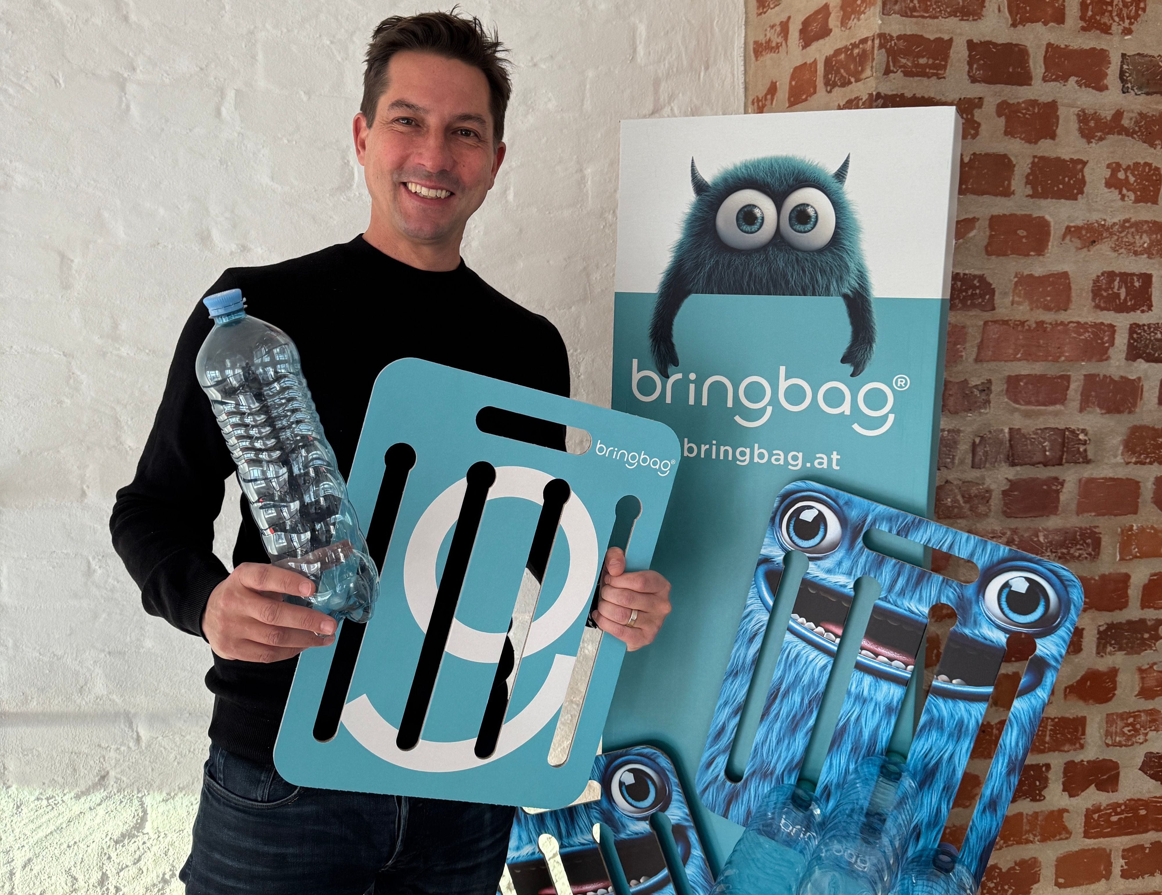 Einfaches System für bis zu 28 leere Plastikflaschen.