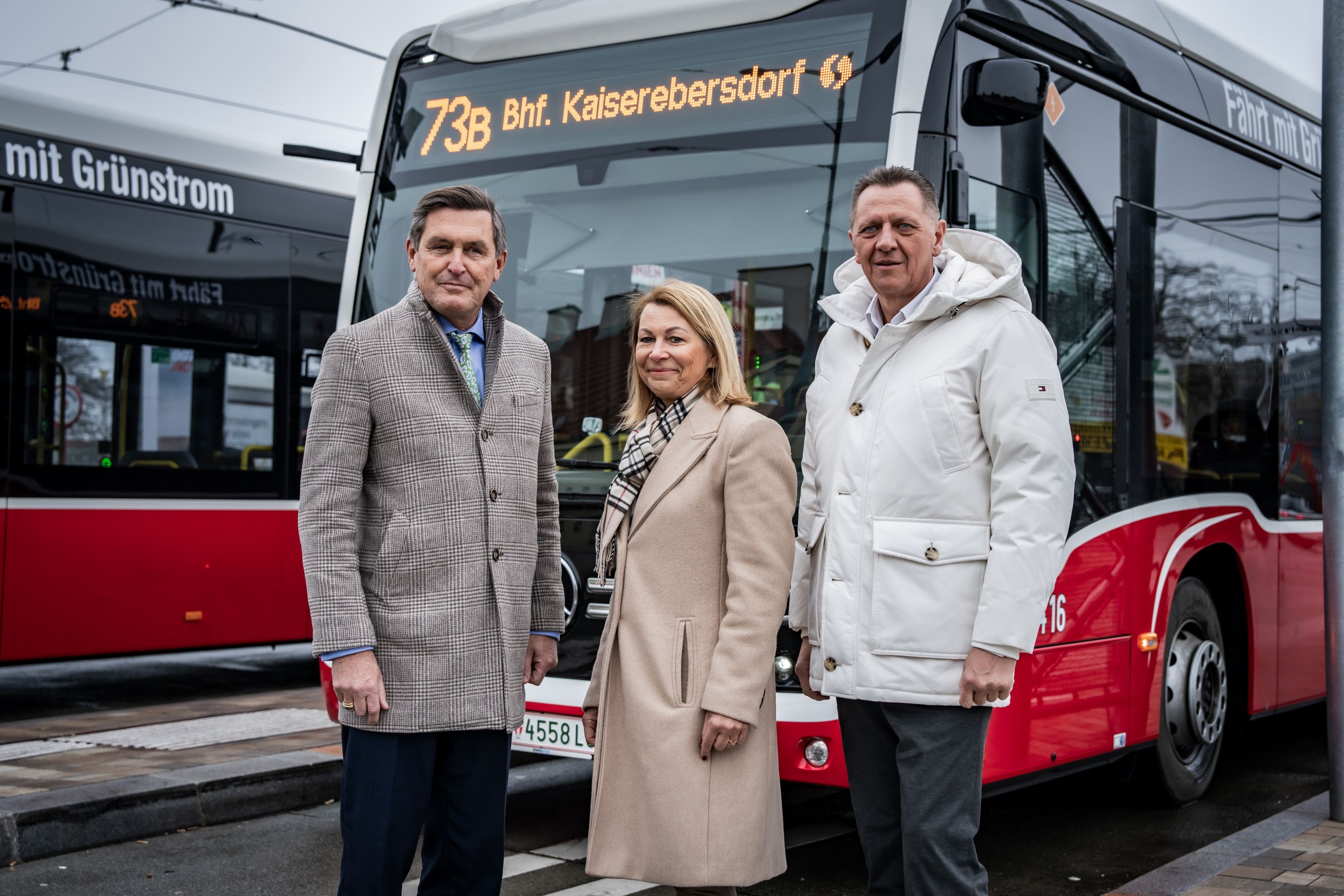 Öffi-Stadtrat Peter Hanke, Alexandra Reinagl, Geschäftsführerin der Wiener Linien und Thomas Steinhart, Bezirksvorsteher Simmering.