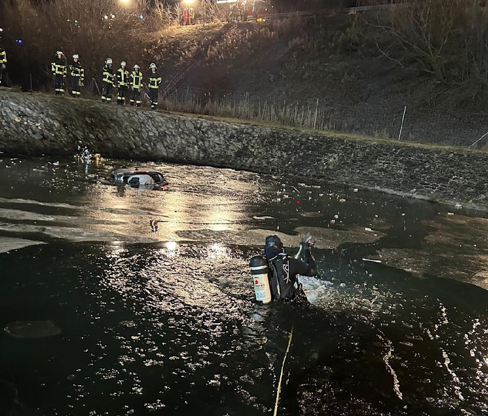 Eistaucher der Berufsfeuerwehr Würzburg waren im Einsatz.