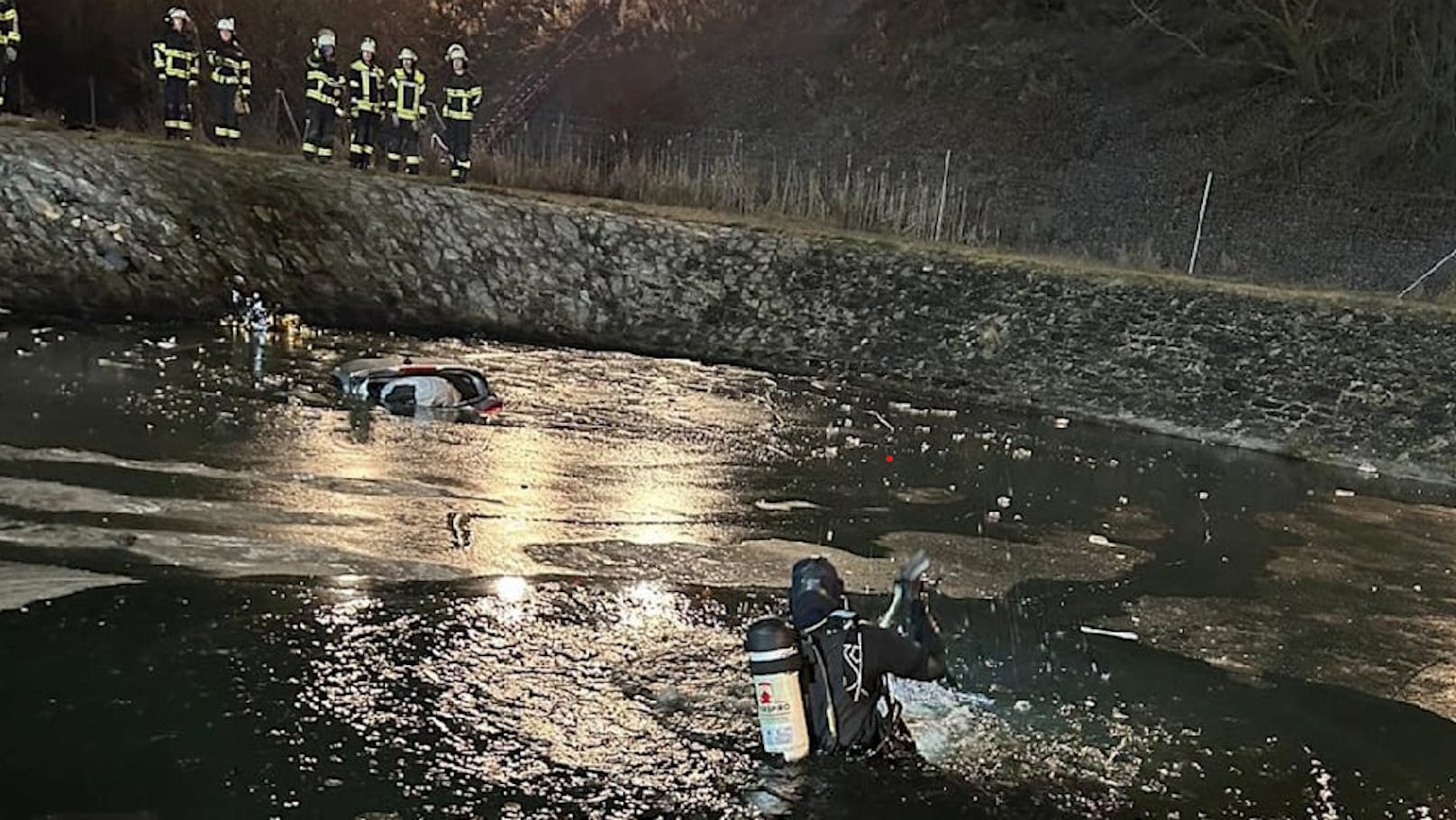 Auto landet in Eiswasser – Rettung in letzter Minute