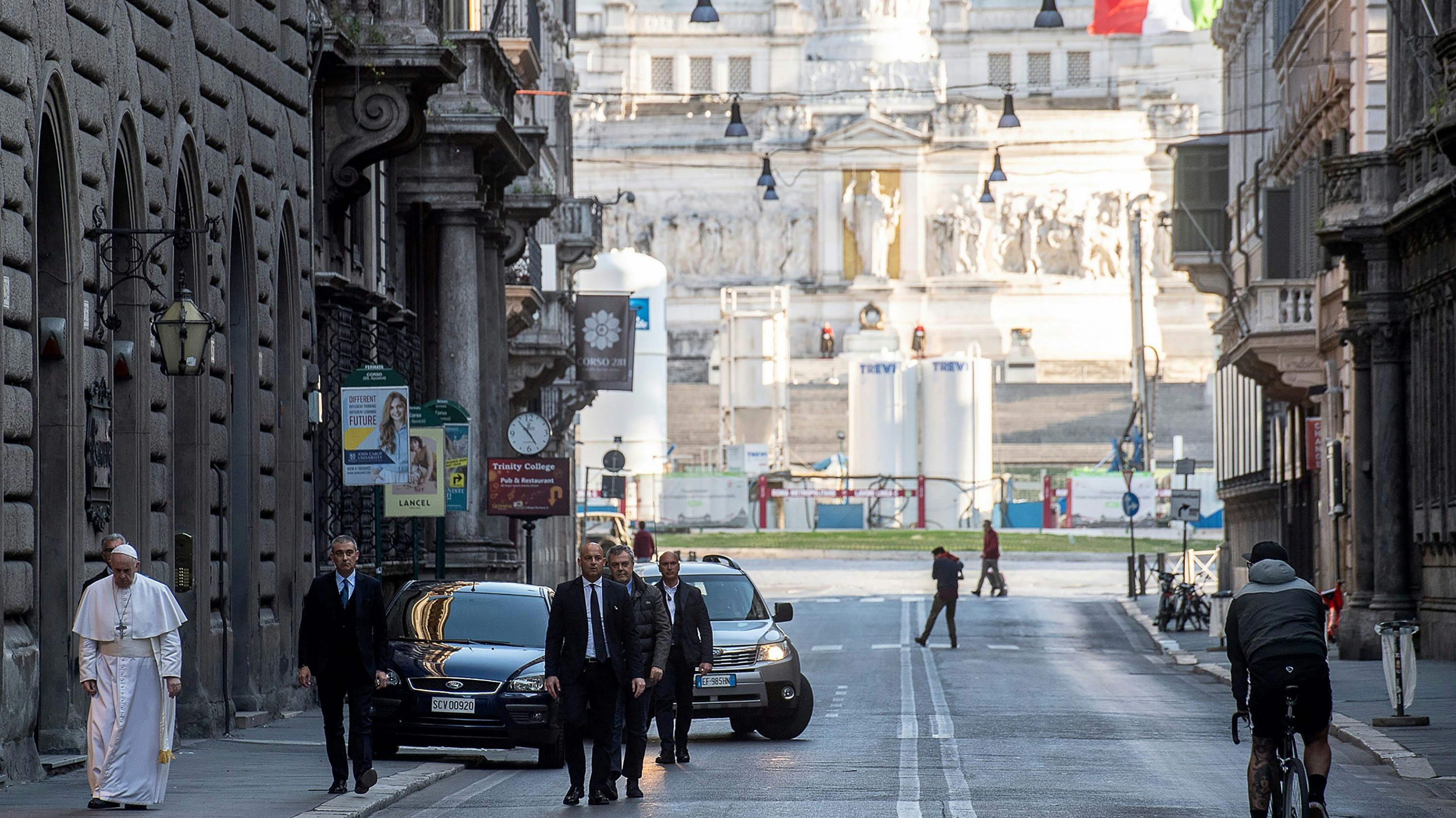 Der Papst spaziert in den ersten Wochen der Corona-Pandemie gedankenversunken durch das beinahe menschenleere Rom: "Ich ging allein und trug im Herzen die Einsamkeit aller"