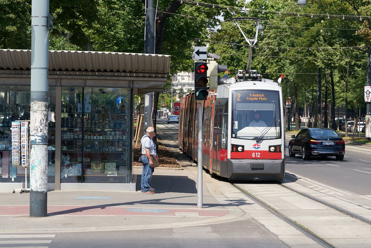 Die junge Frau wollte offenbar ihre Straßenbahn noch erwischen. (Symbolbild)
