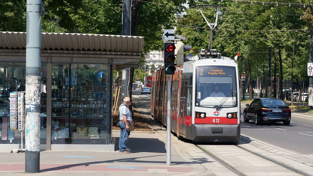 Heute.at - 21-Jährige läuft über Rot, wird von Motorrad erfasst