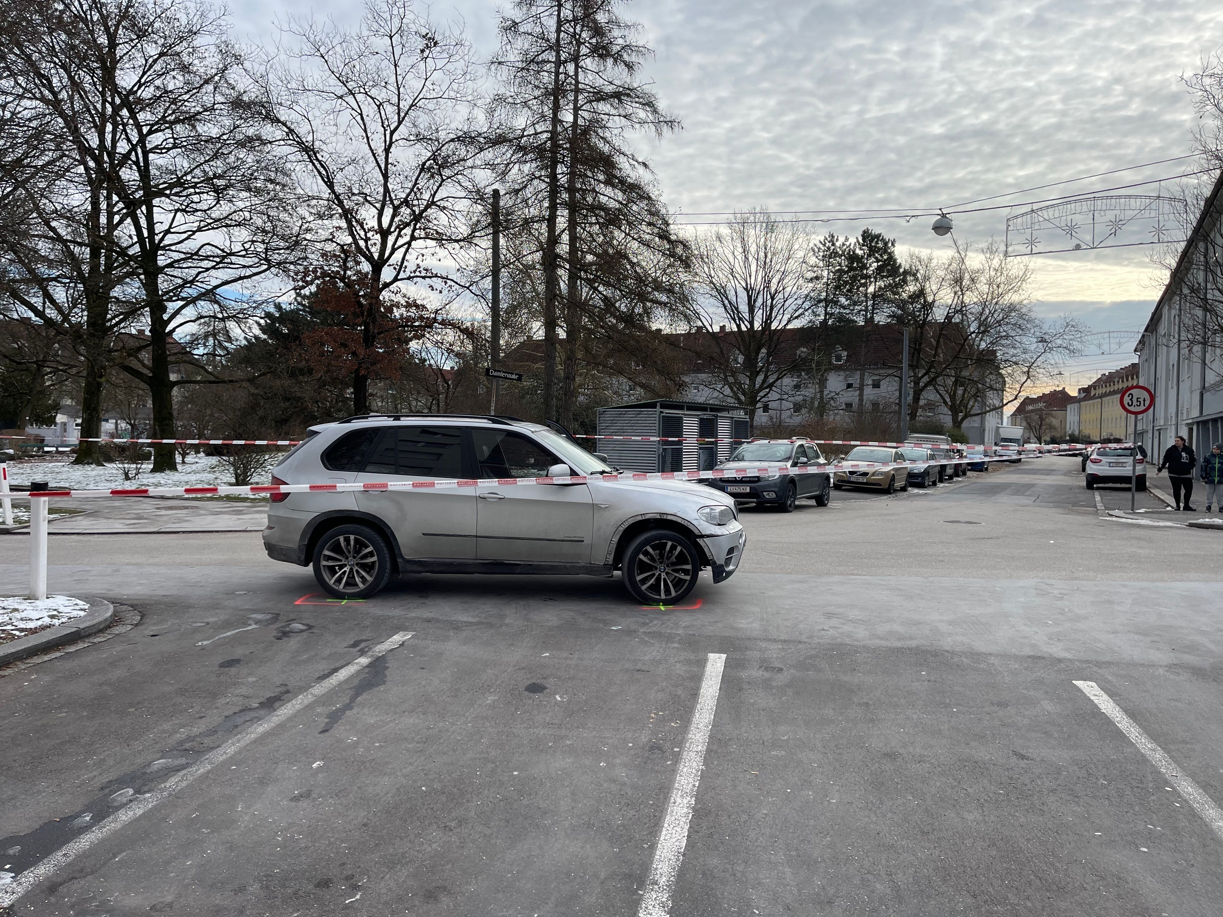 In der Neuen Heimat wurde ein Mann angeschossen. Die Bilder zeigen den Tatort in den Minuten nach der Bluttat.