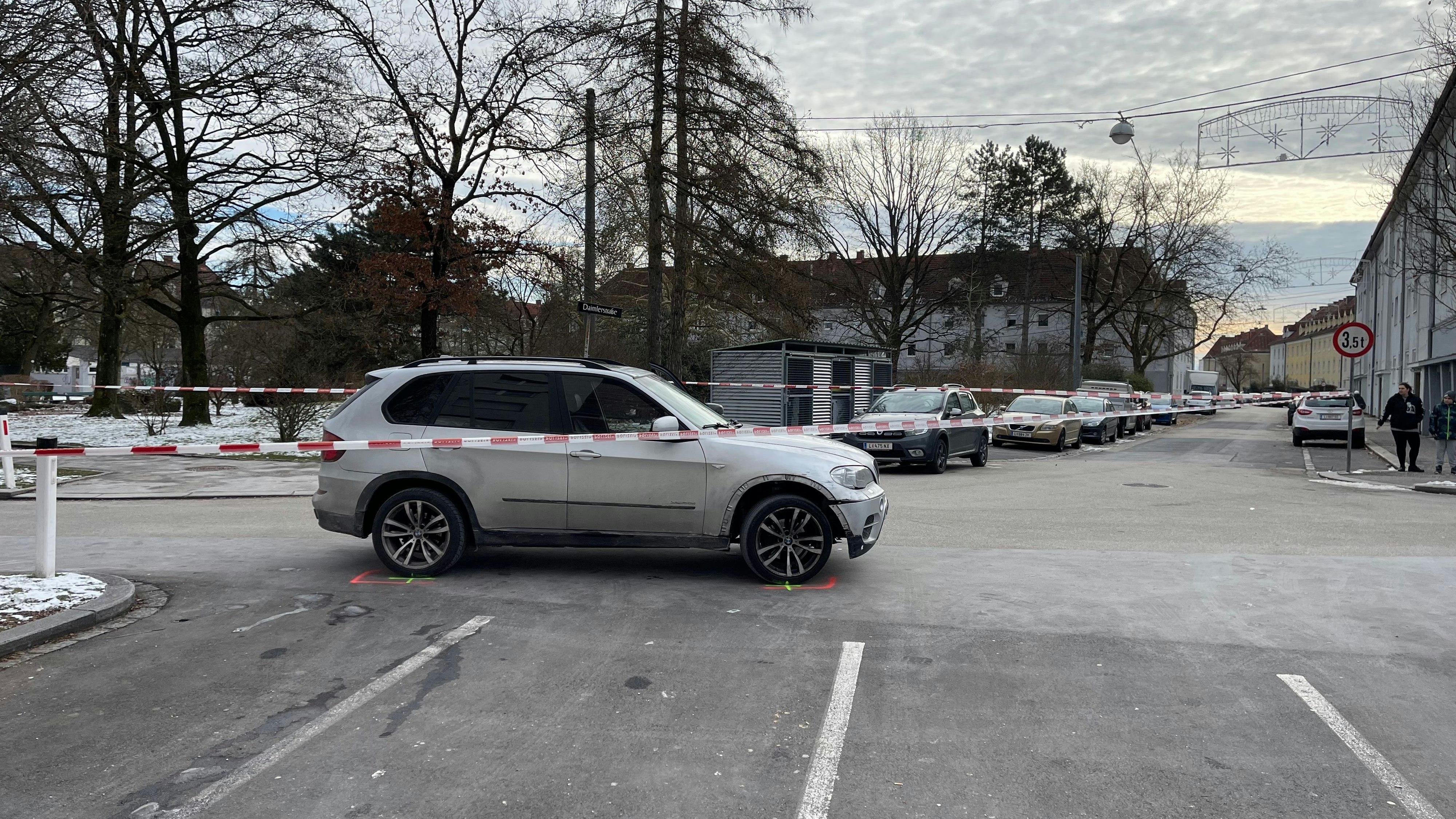 In der Neuen Heimat wurde ein Mann angeschossen. Die Bilder zeigen den Tatort in den Minuten nach der Bluttat.