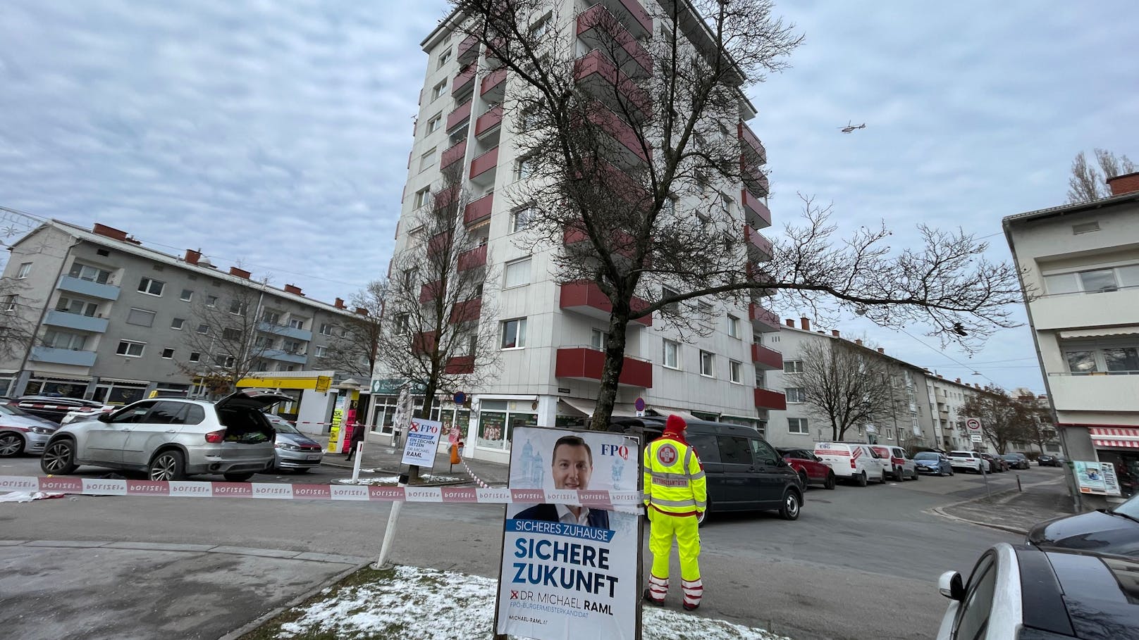 In der Neuen Heimat wurde ein Mann angeschossen. Die Bilder zeigen den Tatort in den Minuten nach der Bluttat.