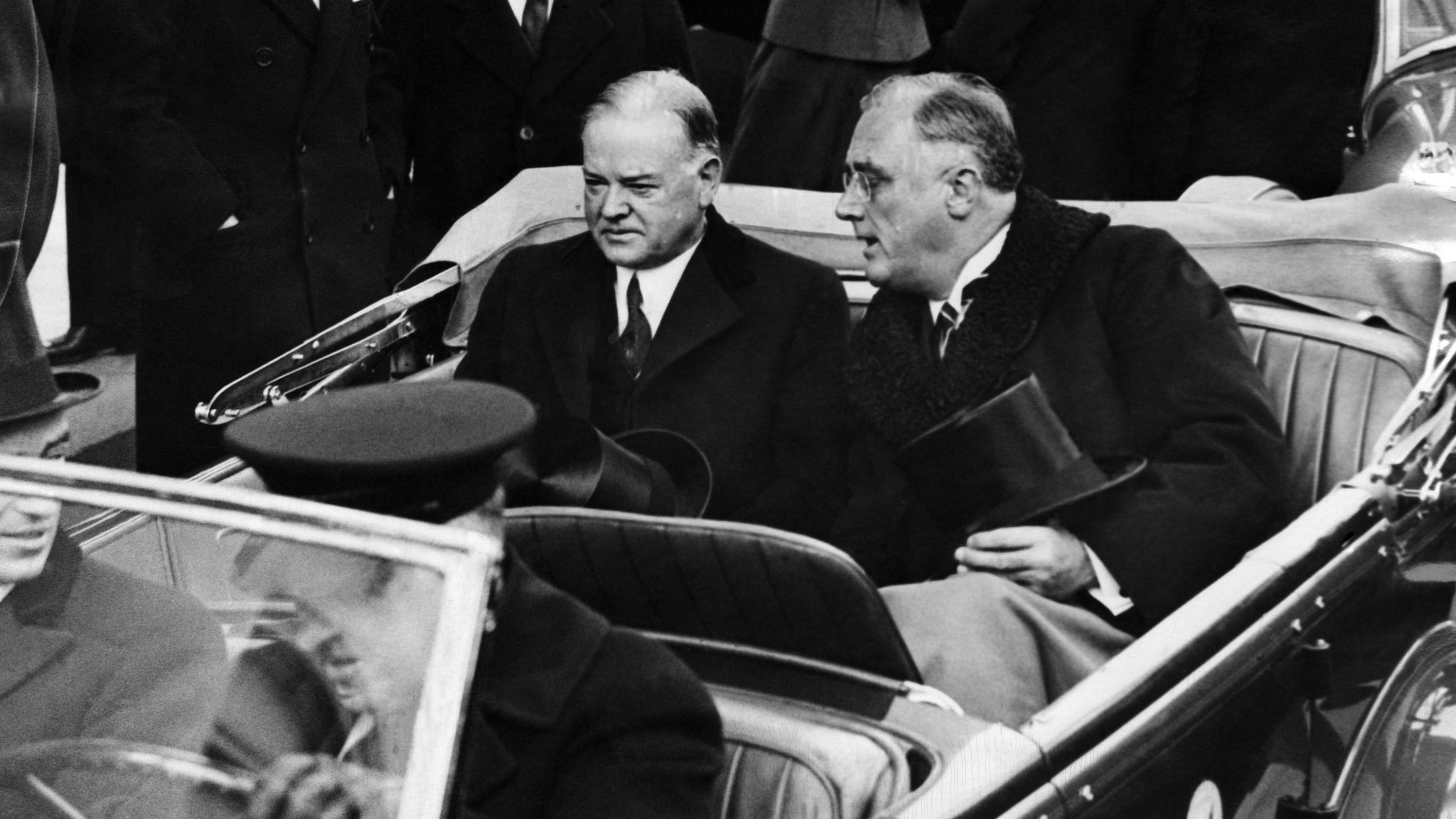 Im Auto des Mafia-Bosses? Franklin D. Roosevelt (r) mit Vorgänger Herbert Hoover am Weg zur Angelobung