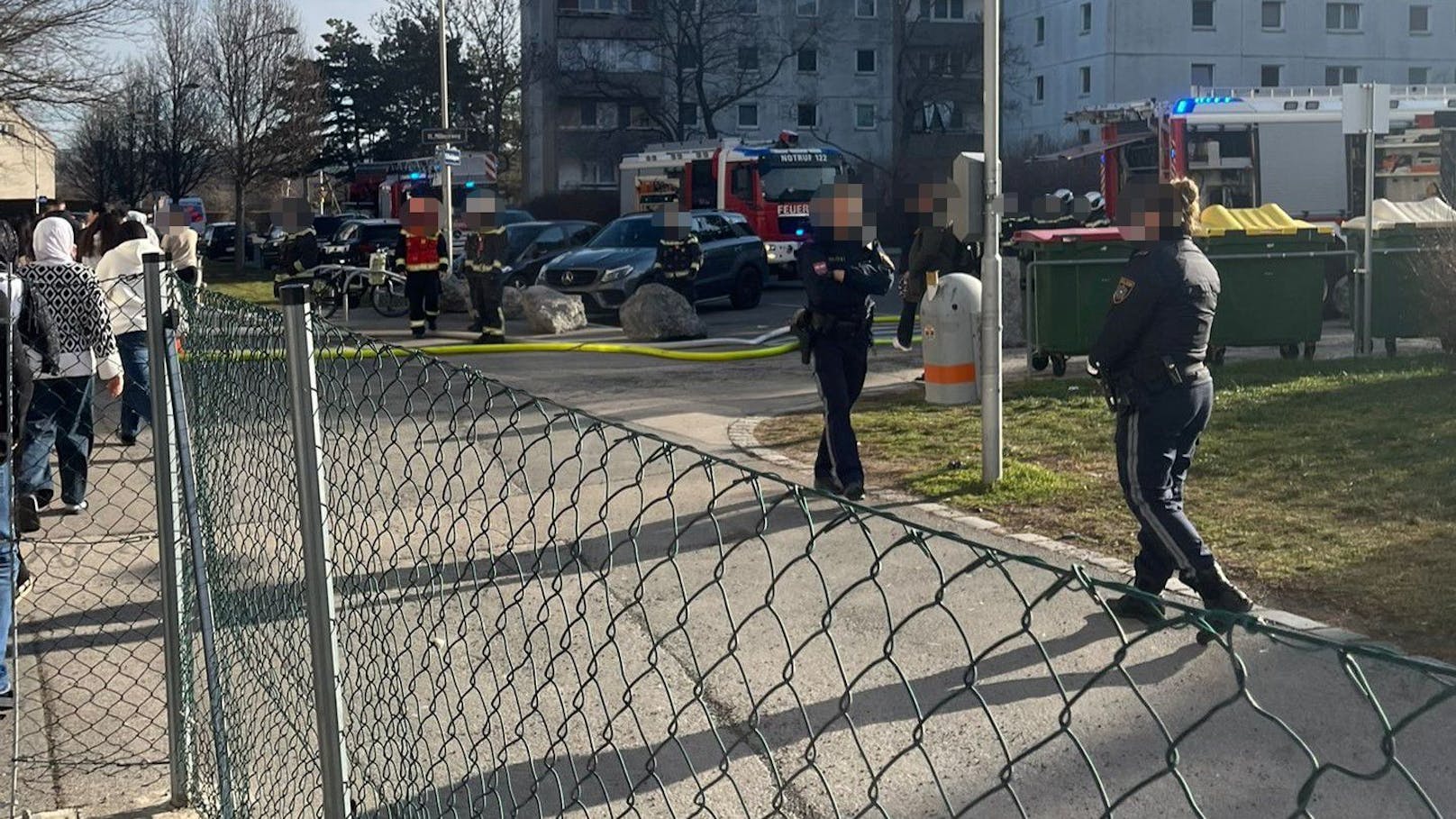 Feuer in Wiener Schule! Gebäude muss evakuiert werden