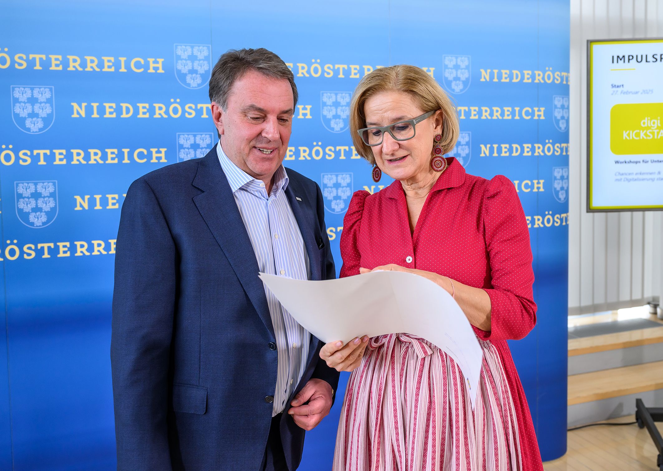 Wirtschaftskammer Präsident Wolfgang Ecker und Landeshauptfrau Johanna Mikl-Leitner bei der Präsentation der neuen Digitalförderung.