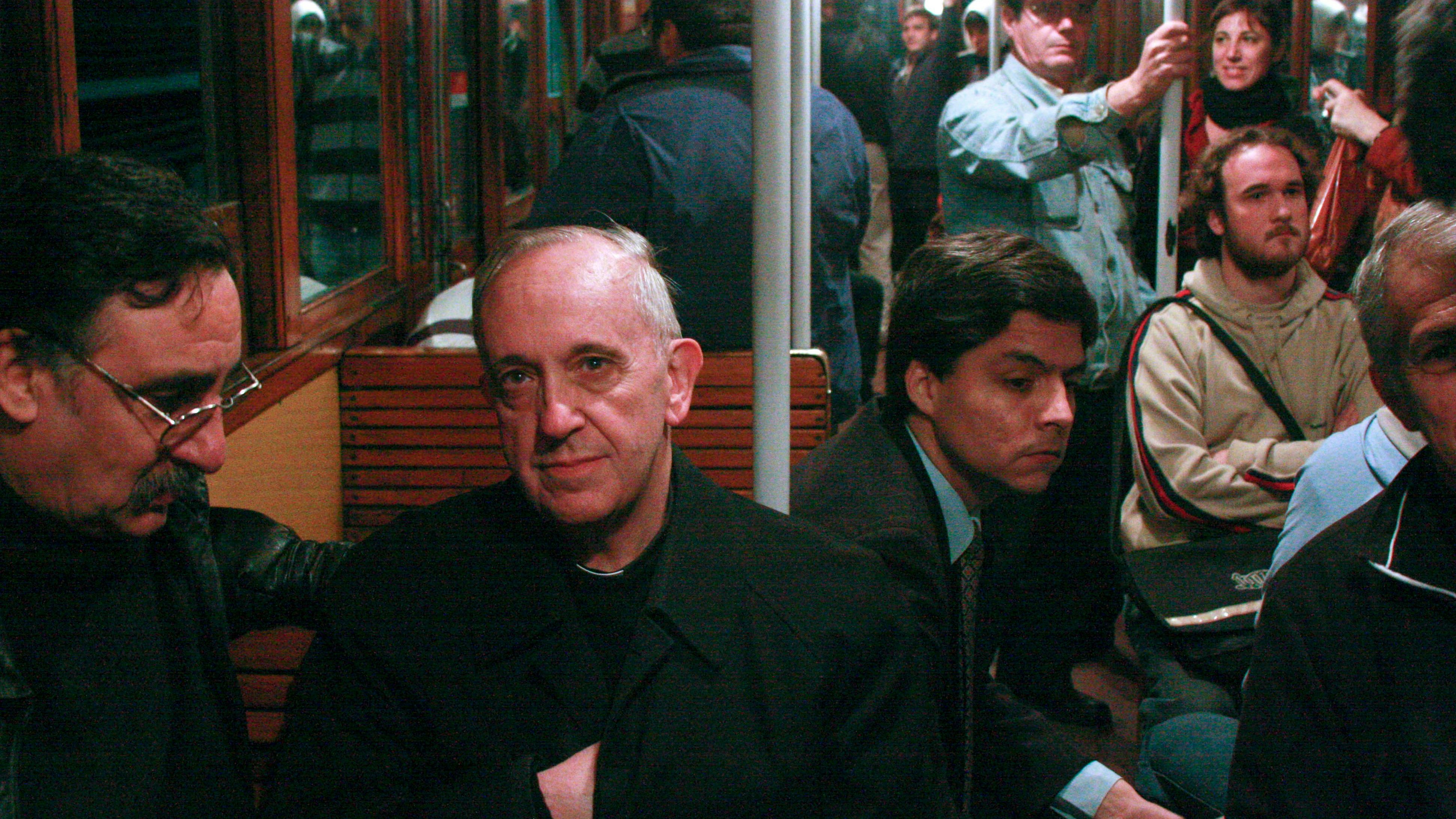 Immer mittendrin: Bischof Jorge Bergoglio im Jahr 2008 in der U-Bahn von Buenos Aires