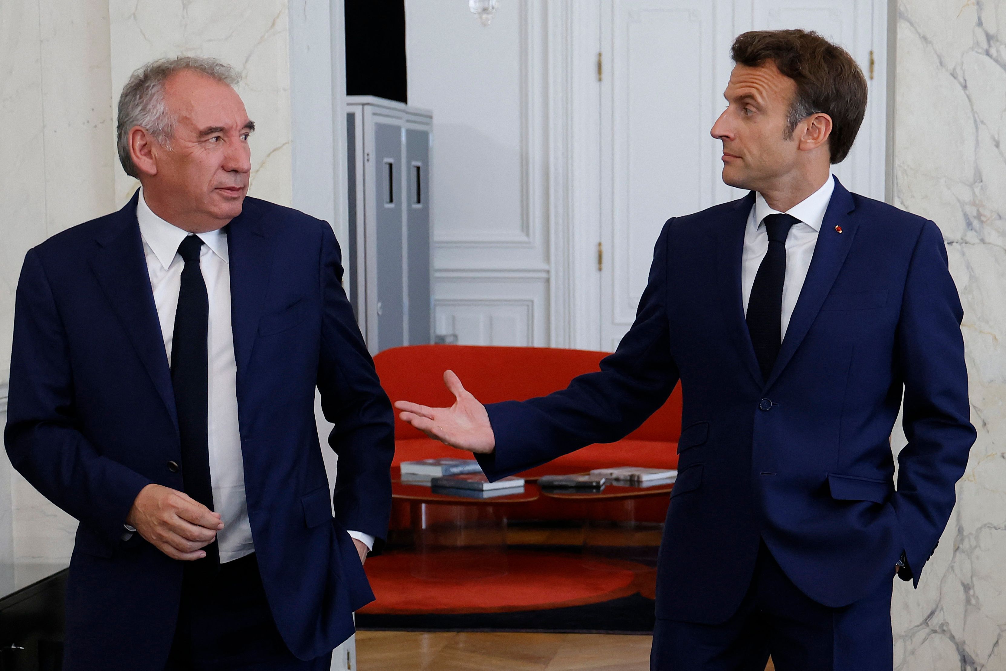 Der französische Premier François Bayrou (li.) könnte am Montag bei einer Vertrauensfrage gestürzt werden.