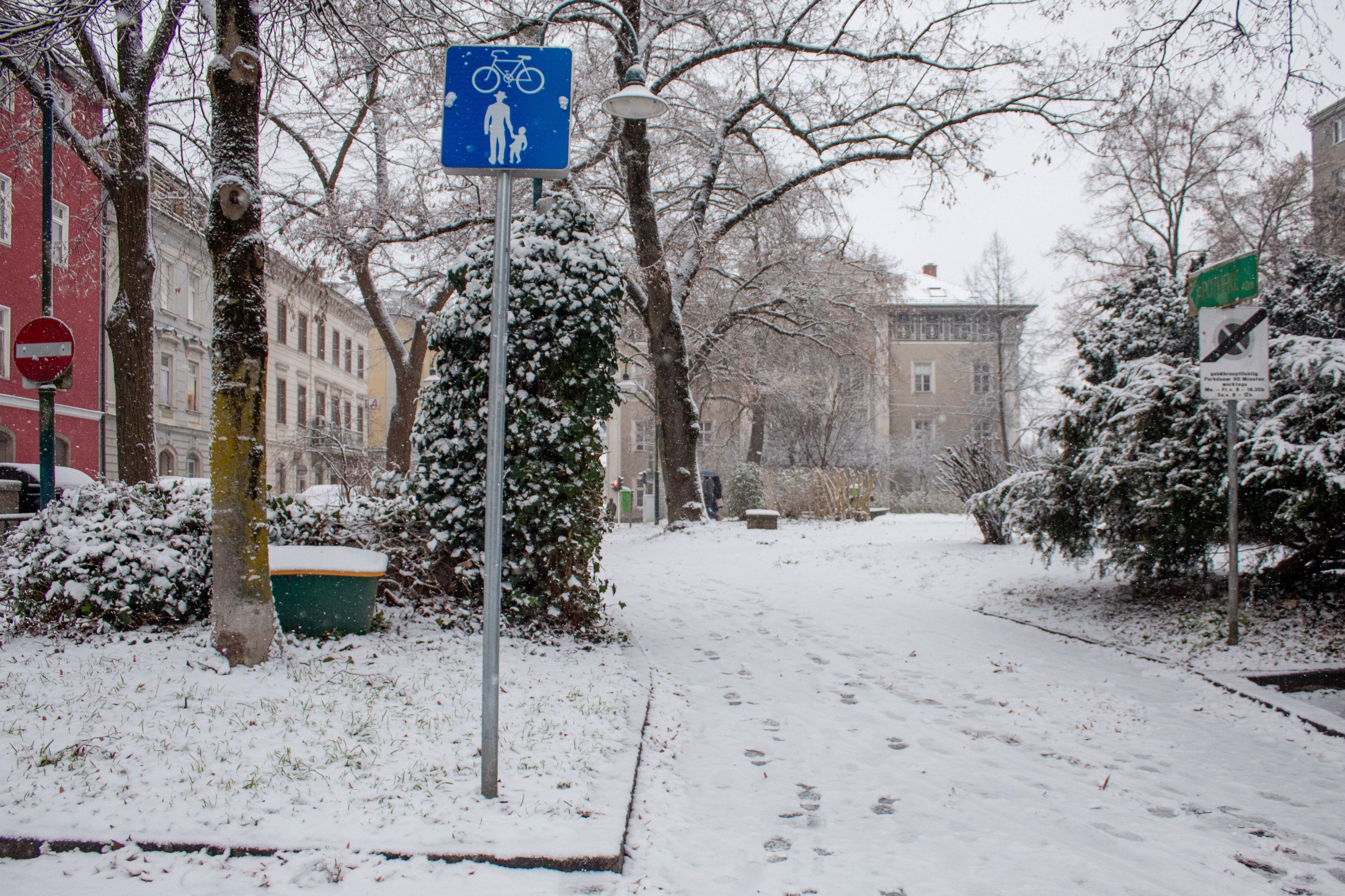 Eine Warmfront sorgt am Mittwoch für Neuschnee in Teilen des Landes. (Symbolbild)