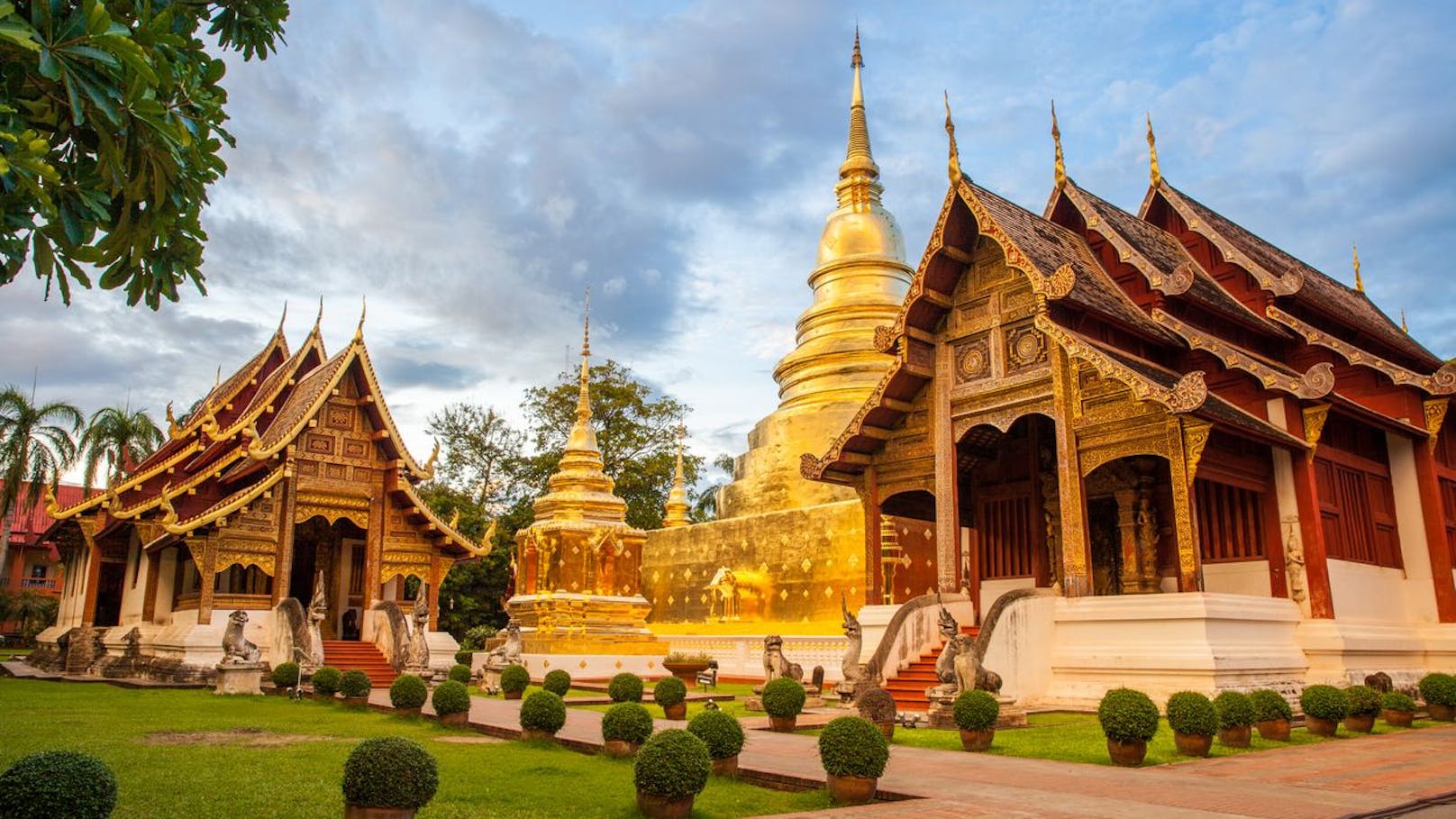 <strong>Chiang Mai (Thailand):</strong> Verglichen mit dem geschäftigen Bangkok bietet Thailands zweitgrößte Stadt einen entspannteren Aufenthalt mit vielen Möglichkeiten, die epische Natur zu erkunden oder in einem der 300 buddhistischen Tempel der Stadt eine Verschnaufpause einzulegen. Chiang Mai ist außerdem Thailands inoffizielle Kaffeehauptstadt mit wunderschön gestalteten Cafés, in denen Bohnen aus der Region serviert werden.