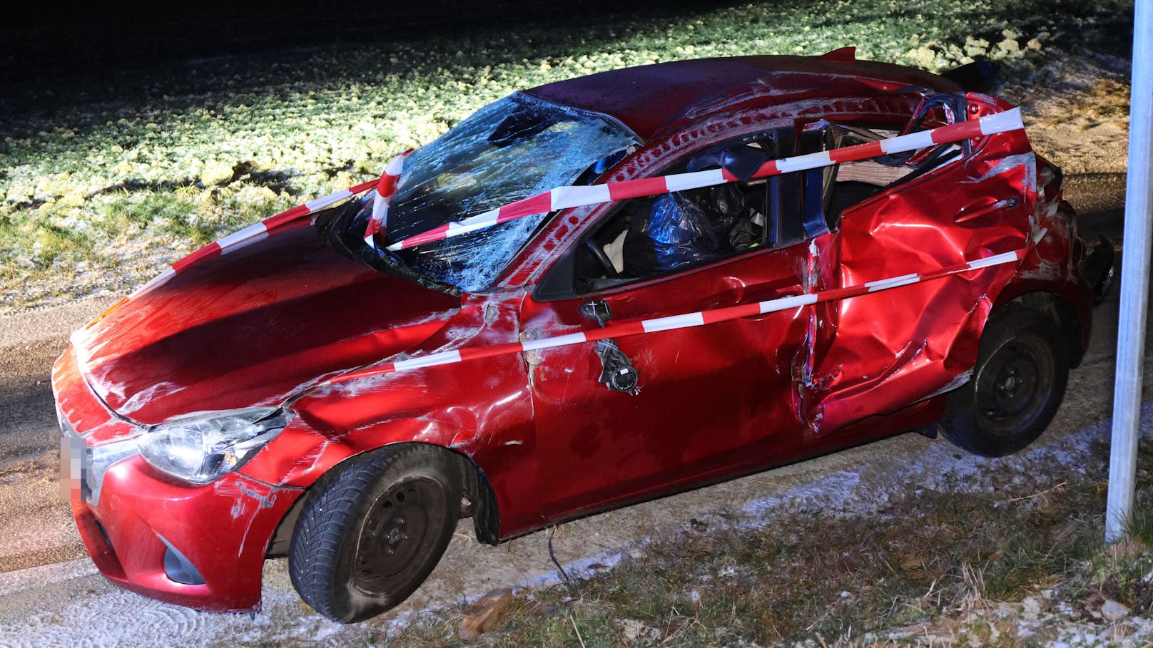 Lenker baut Unfall: Auto bis in Nachbarort geschleudert