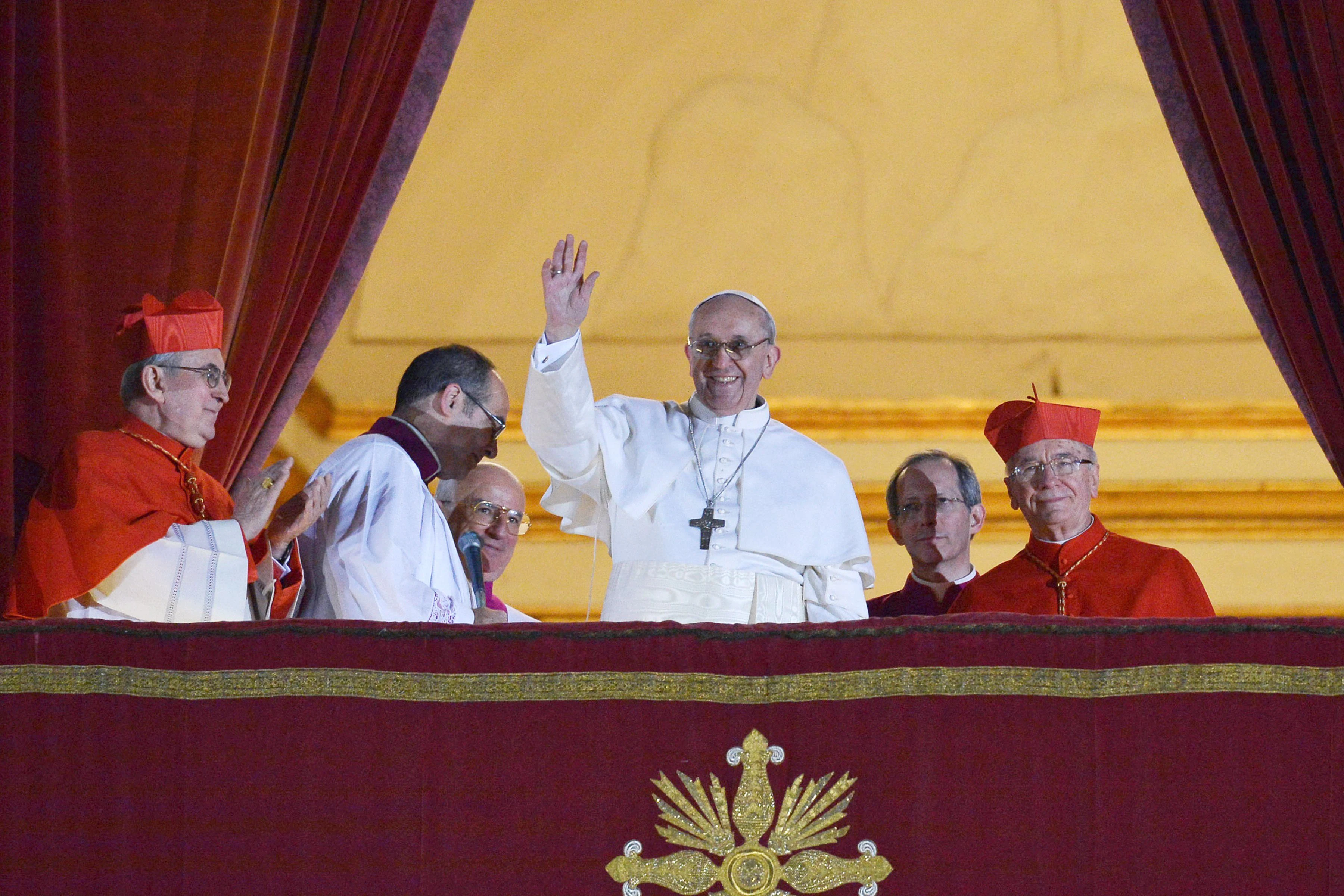 Unter Papst Franziskus, hier am Tag seiner Ernennung am 13. Mai 2013, wurden hunderte Personen heiliggesprochen